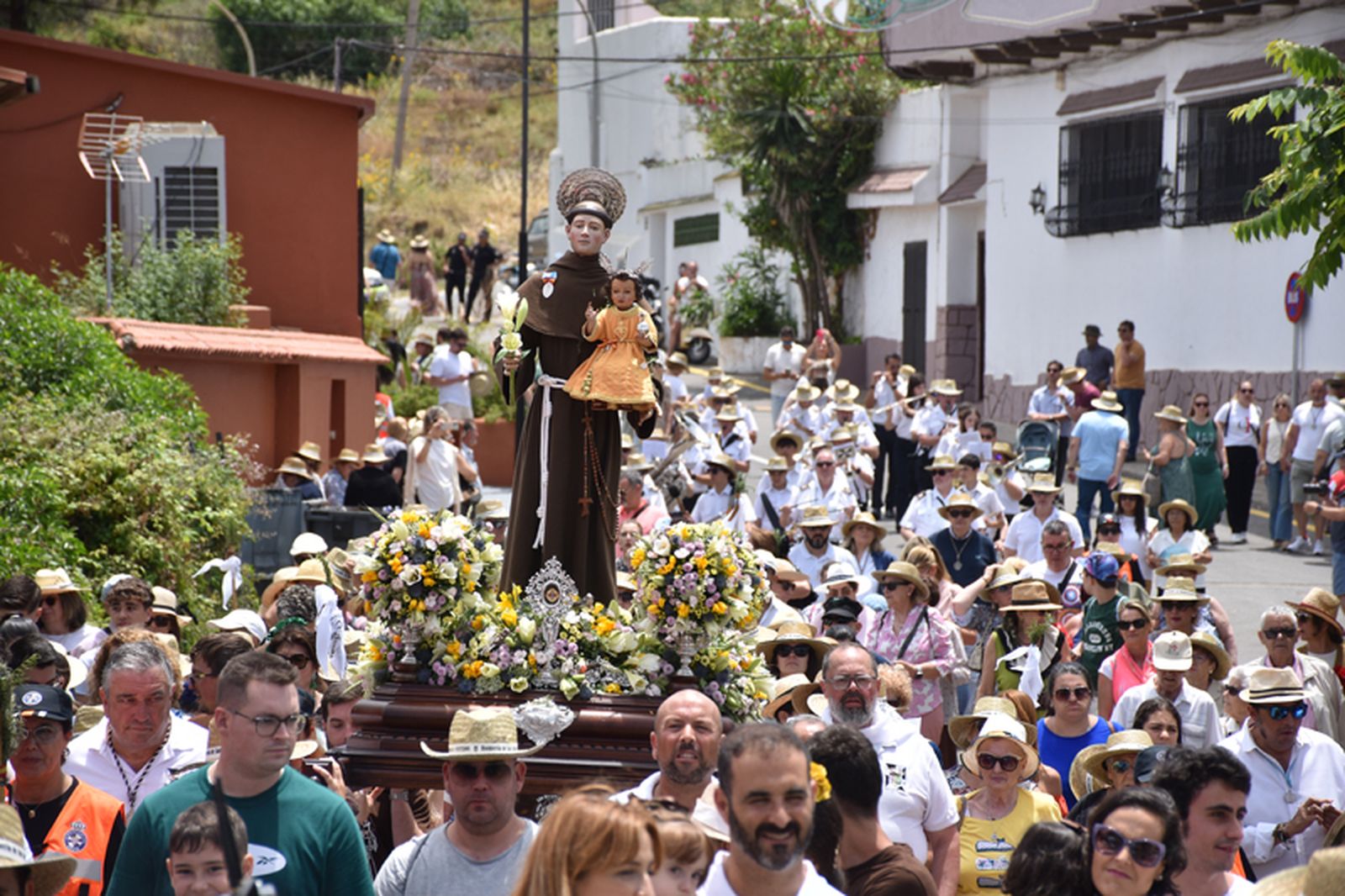 San Antonio en procesión por el Monte Hacho. / FOTO NICOL’S San Antonio en procesión por el Monte Hacho. / FOTO NICOL’S