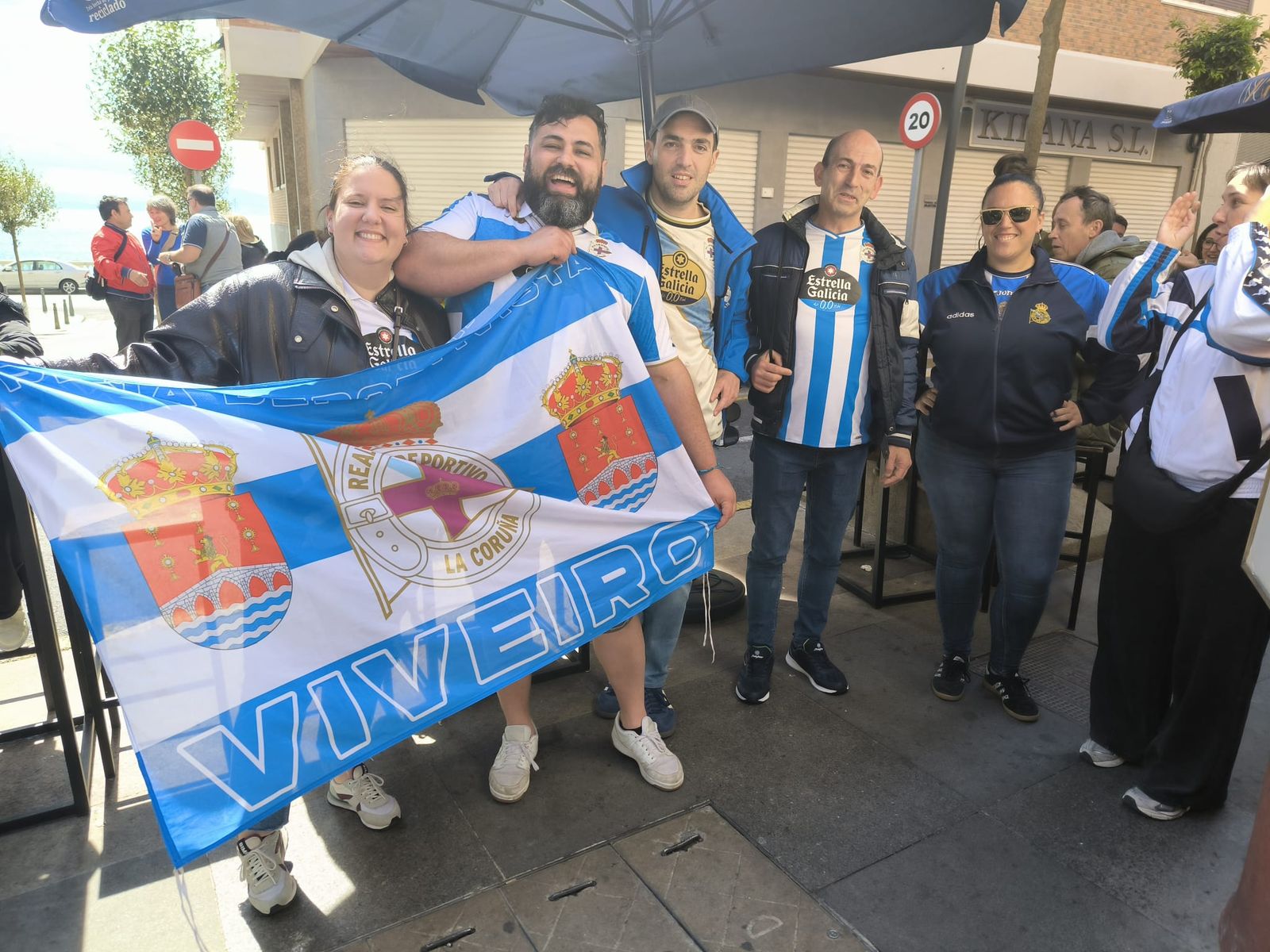 Ambiente de previa entre las aficiones de la AD Ceuta y el Real Club Deportivo