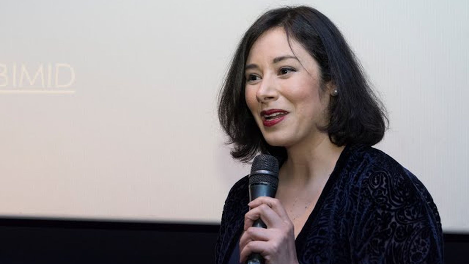 La profesora Cecilia Estrada en una conferencia.