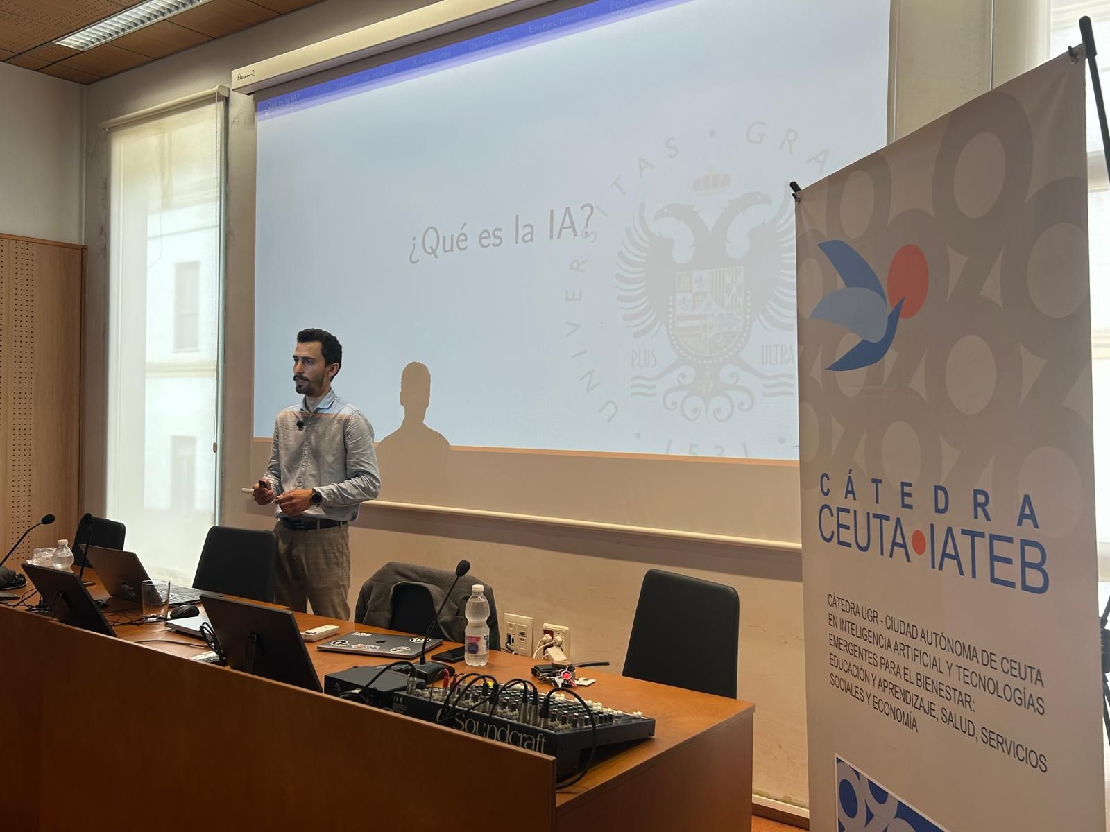 El profesor del Campus de la UGR en Ceuta, Víctor Campello, durante el conversatorio ofrecido este miércoles sobre IA y Medicina