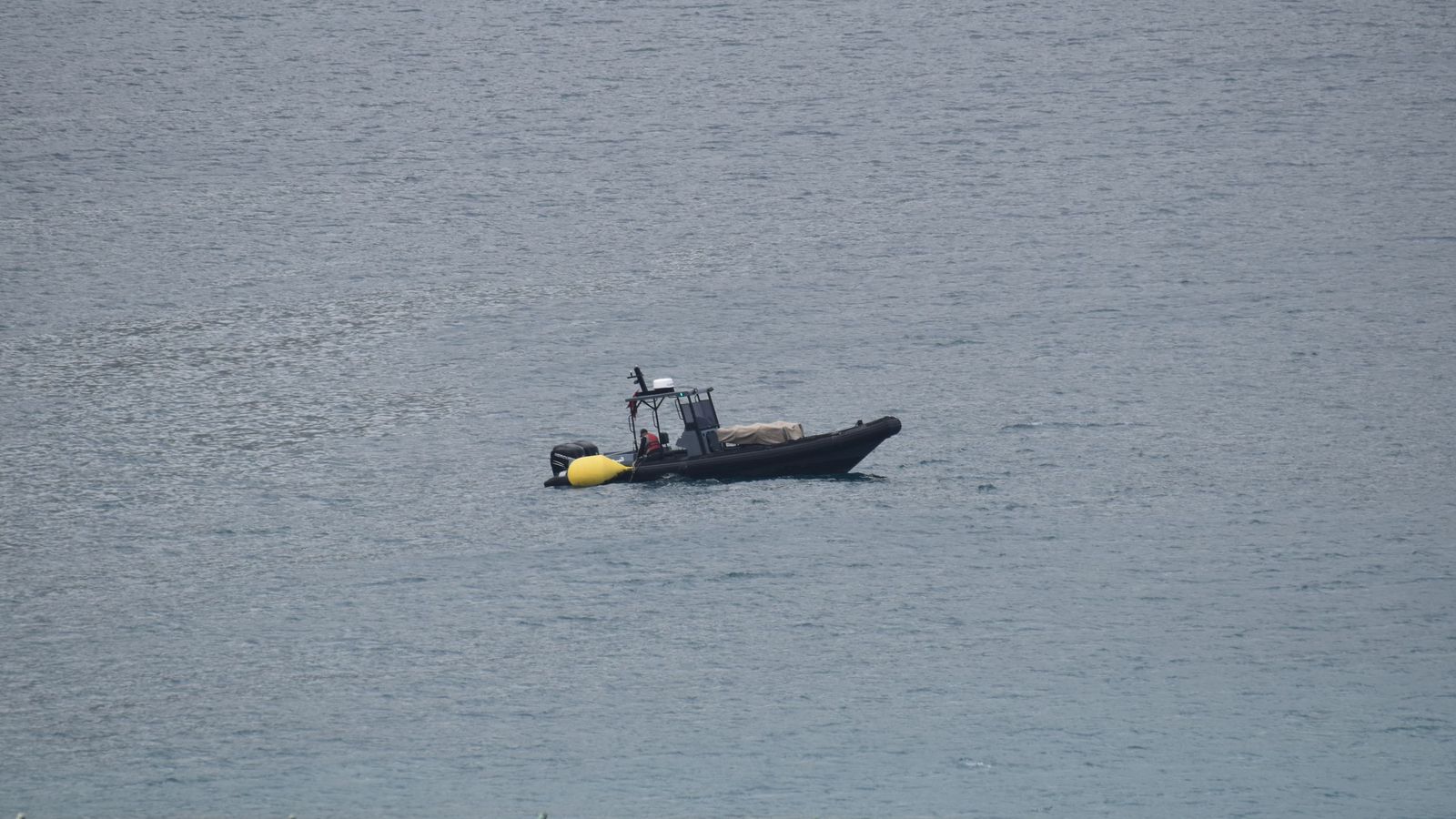 Una embarcación de la Guardia Civil navega en busca de nadadores