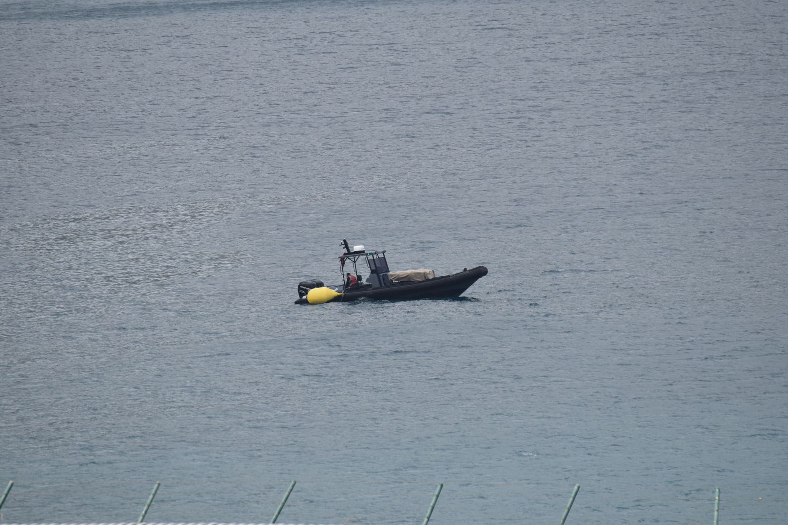 Una embarcación de la Guardia Civil navega en aguas de Ceuta