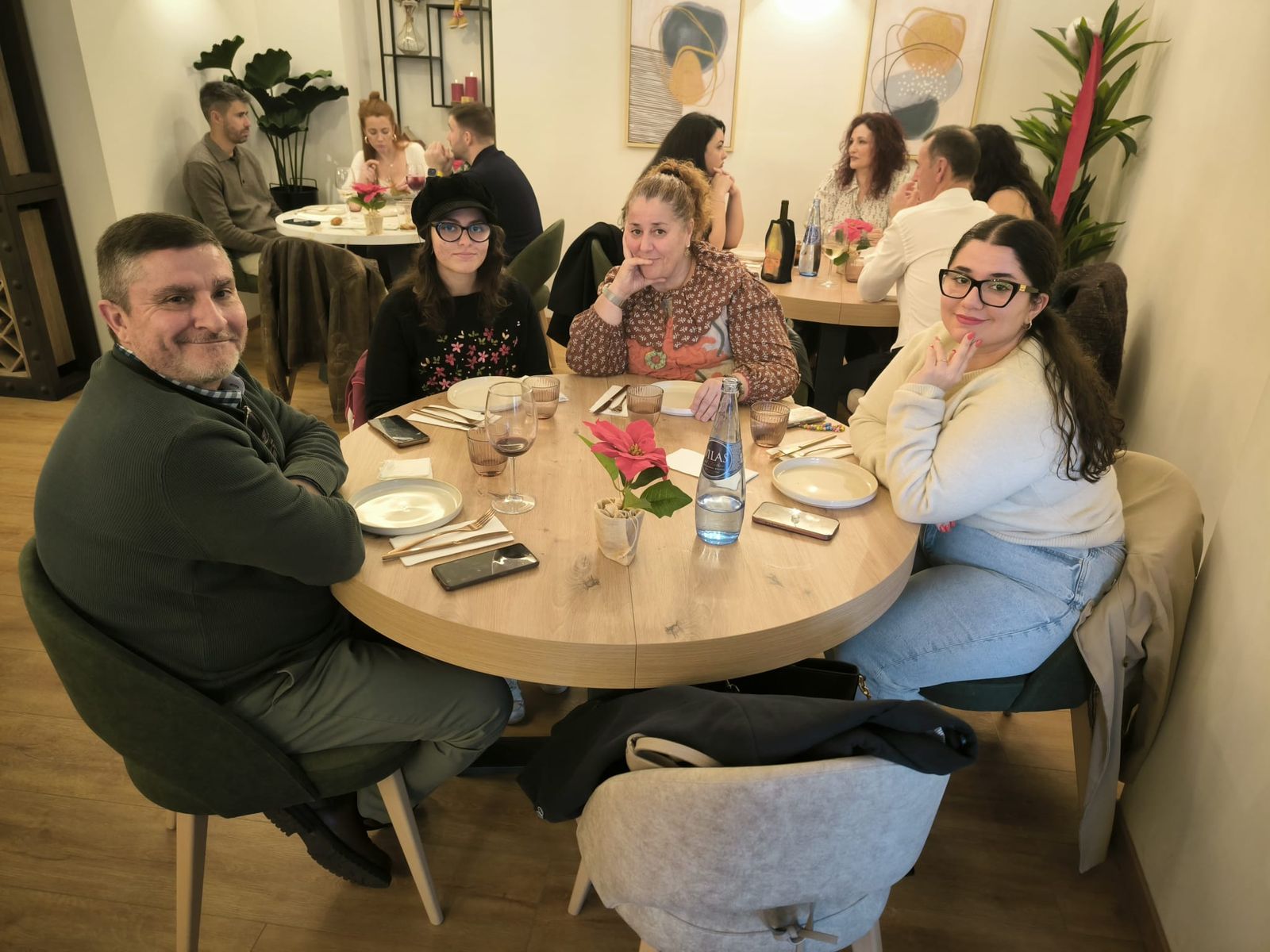 Los ceutíes se lanzan a la calle para celebrar la llamada 'Tardevieja' para despedir 2025