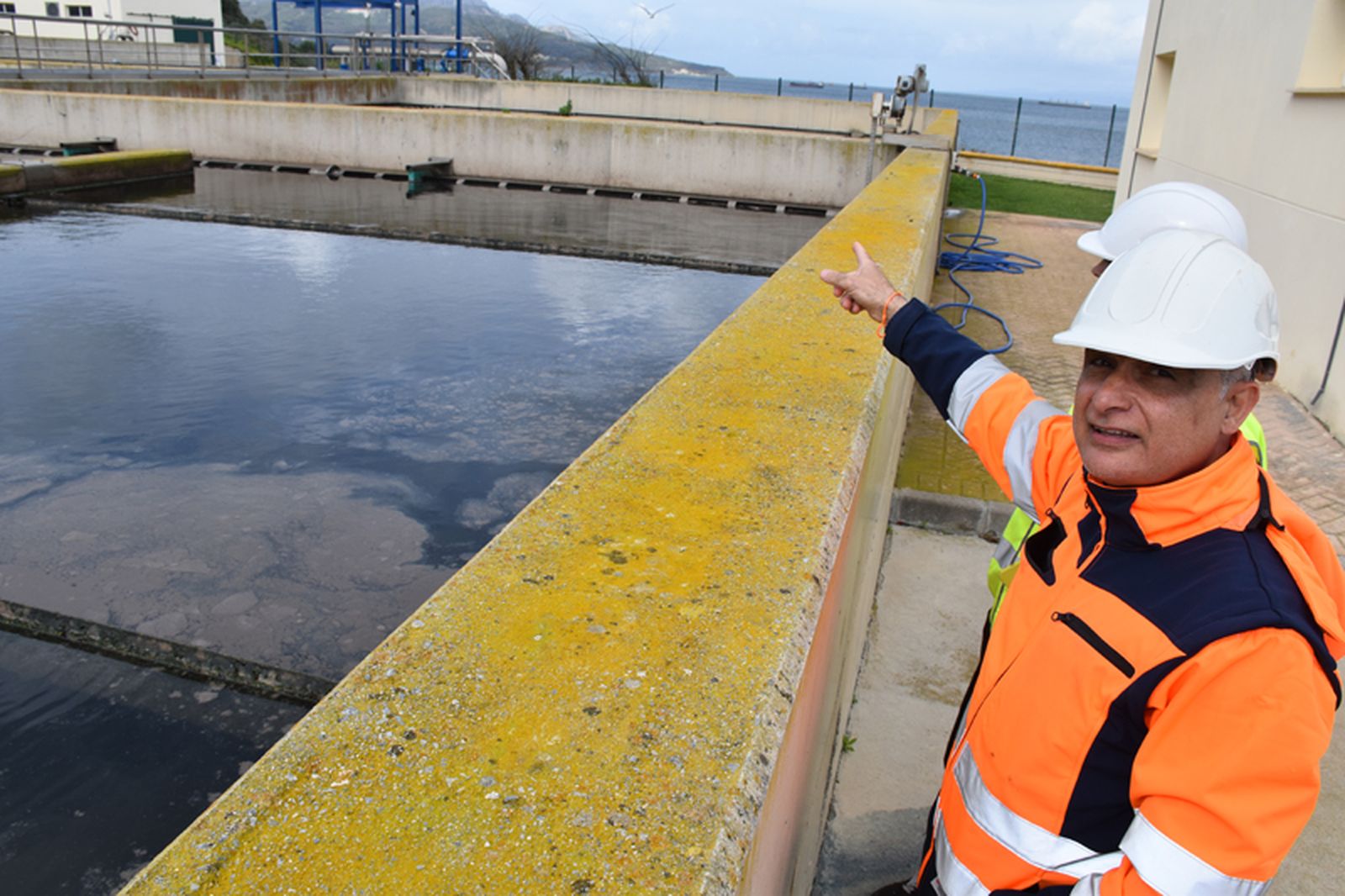 Juan de Dios Villoria señalando la zona por donde sale el agua depurada. / FOTO NICOL'S
