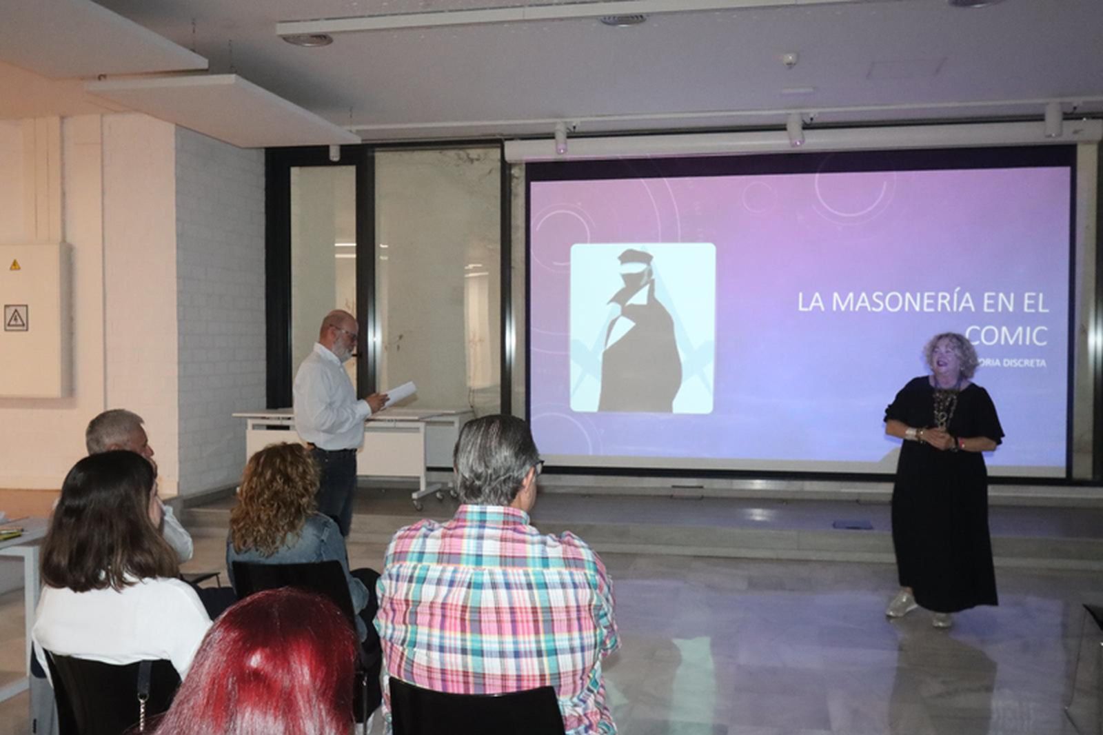 La coordinadora del club de lectura del Morro, Yolanda Carbonell, durante la presentación del conferenciante, Justino Lara. / FOTO REDUAN La coordinadora del club de lectura del Morro, Yolanda Carbonell, durante la presentación del conferenciante, Justino Lara. / FOTO REDUAN