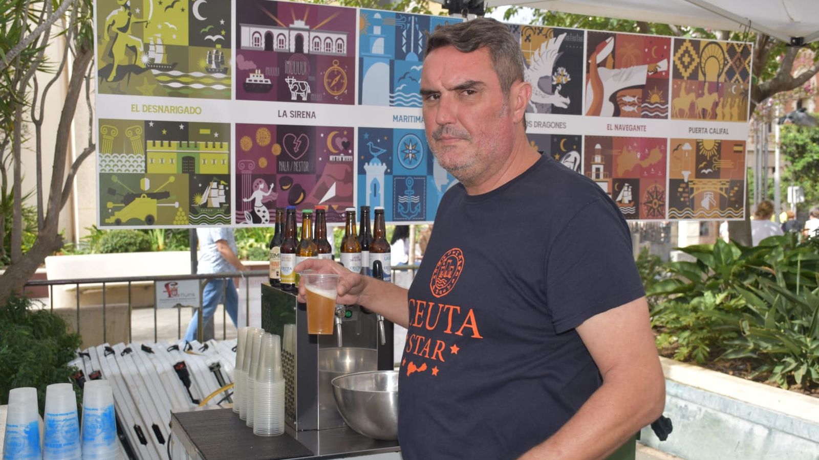 Un empleado de La Fábrica en uno de los 'stands'