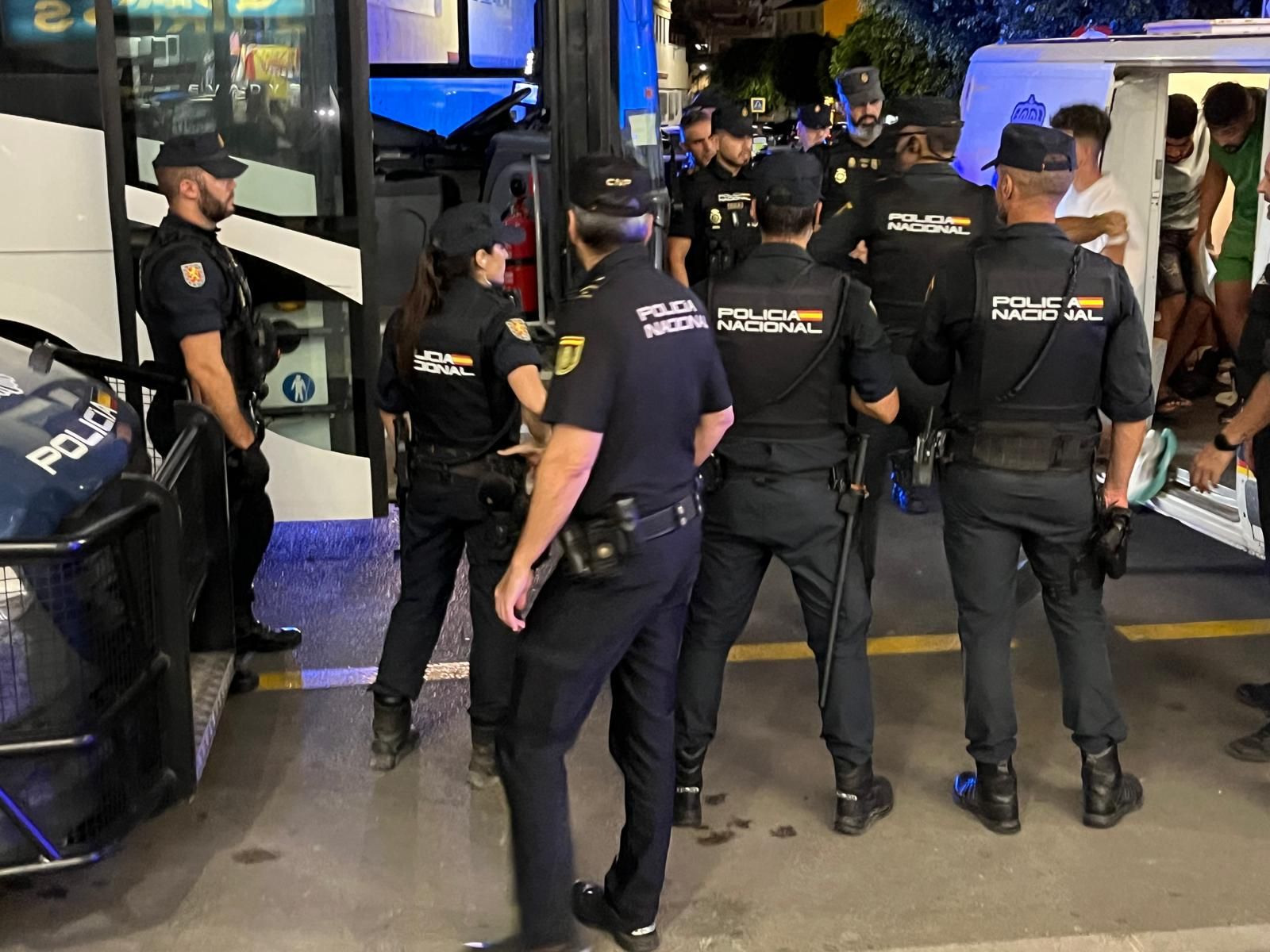 Traslado de argelinos en la noche de este miércoles.