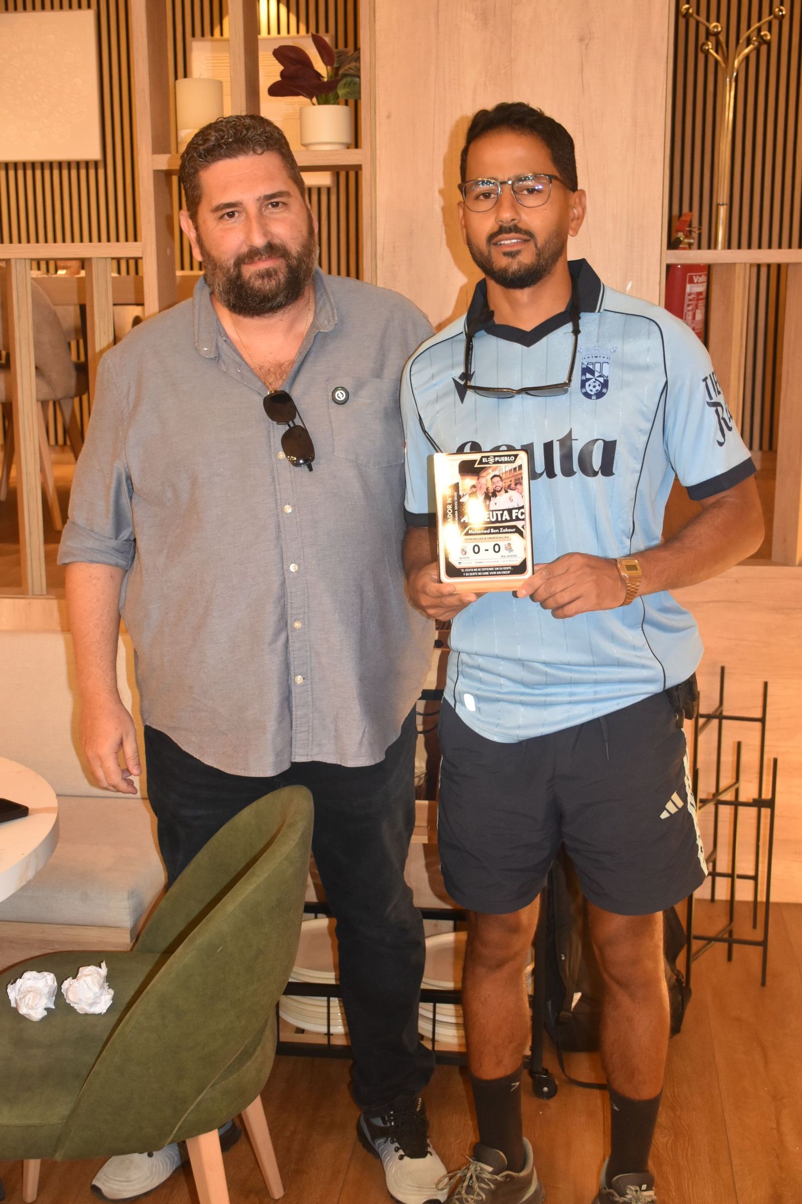 El Pueblo de Ceuta reúne a sus ‘Jugadores nº12’ y convierte su pasión por el Ceuta en cromos