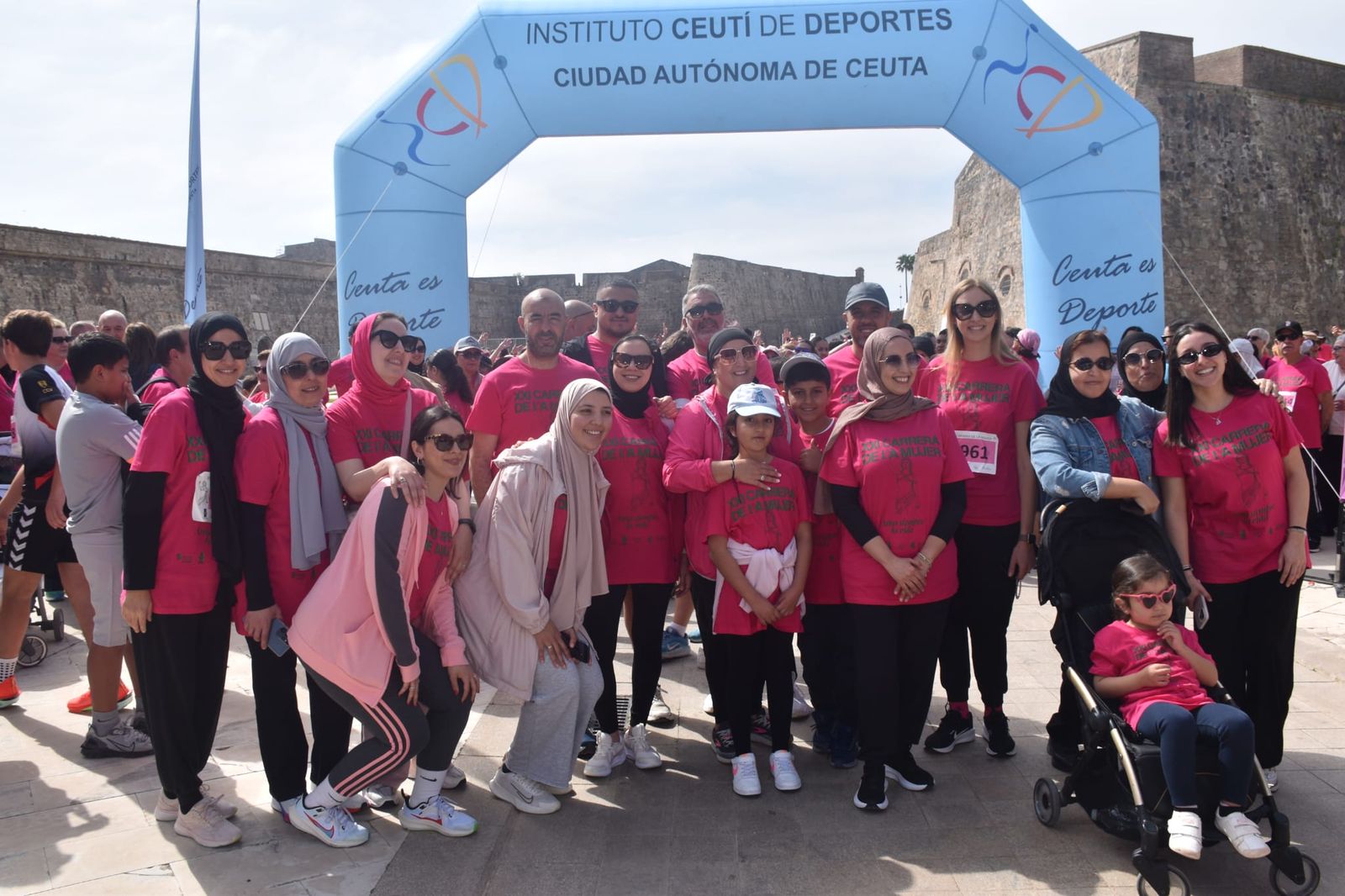 Ceuta se viste de rosa para abrazarse a la vida