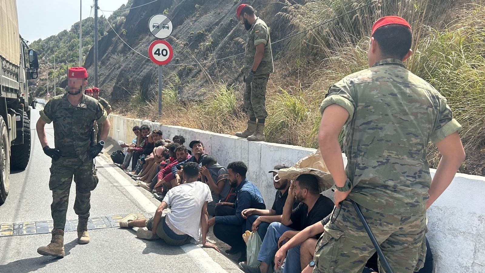 Militares de Regulares desplegados en Benzú para agrupar migrantes y aproximarlos a la frontera la pasada semana