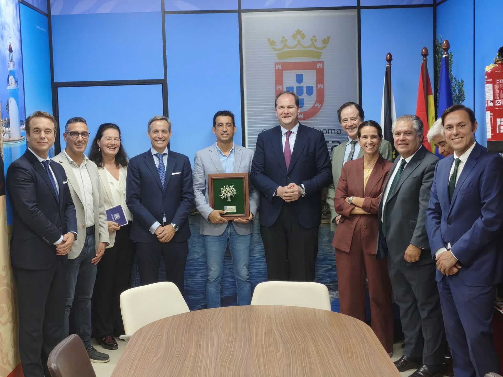 Un momento del encuentro entre los representantes de la AAEF y los responsables municipales