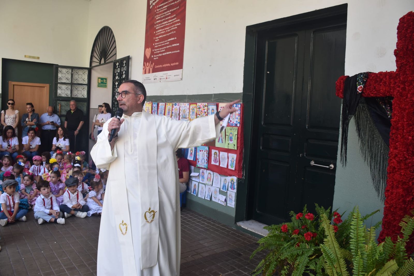 El Colegio de San Agustín disfruta de una feliz jornada solidaria con su Cruz de Mayo