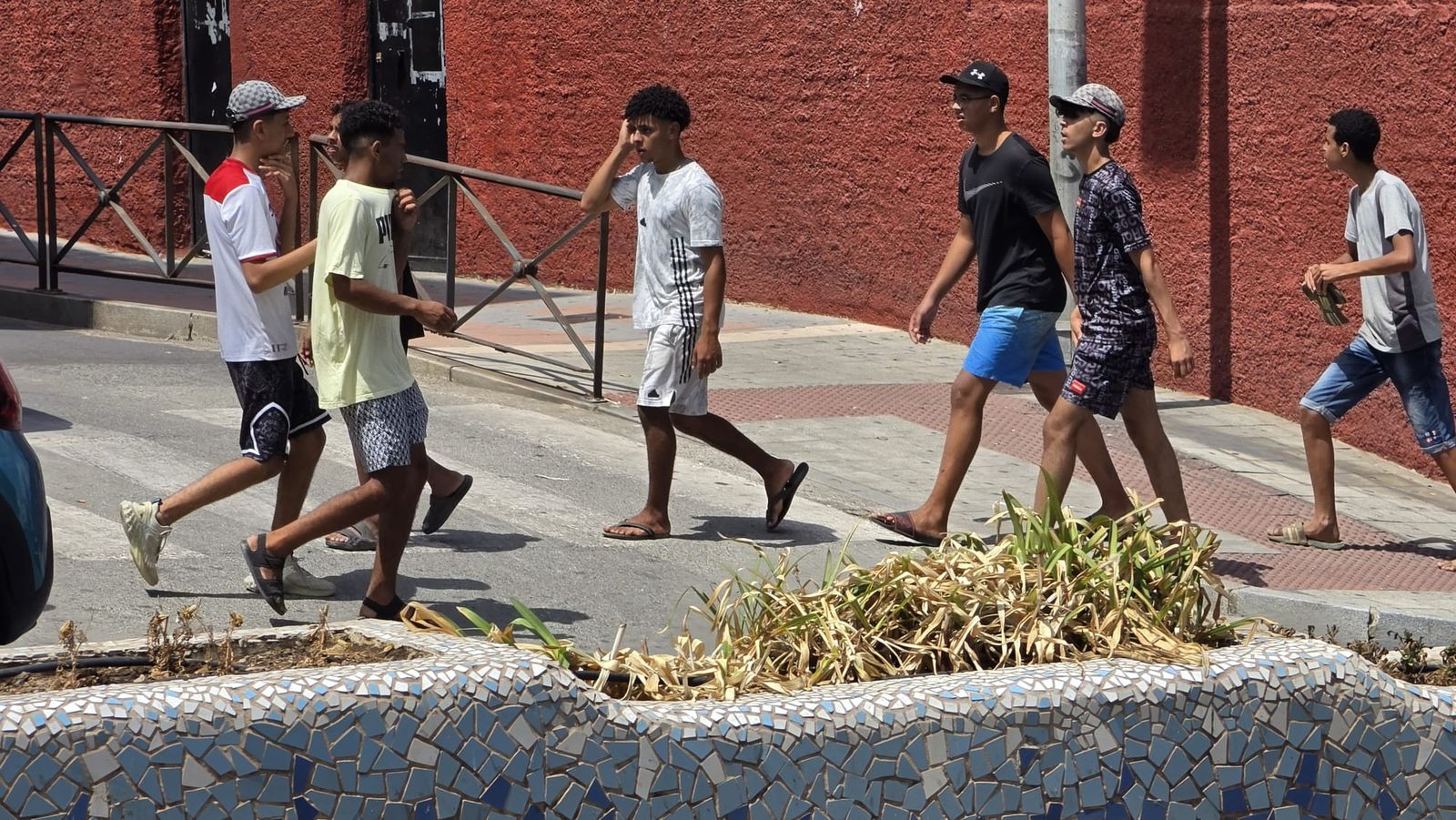 Miles de migrantes continúan deambulando por la ciudad ante la preocupación de los ceutíes