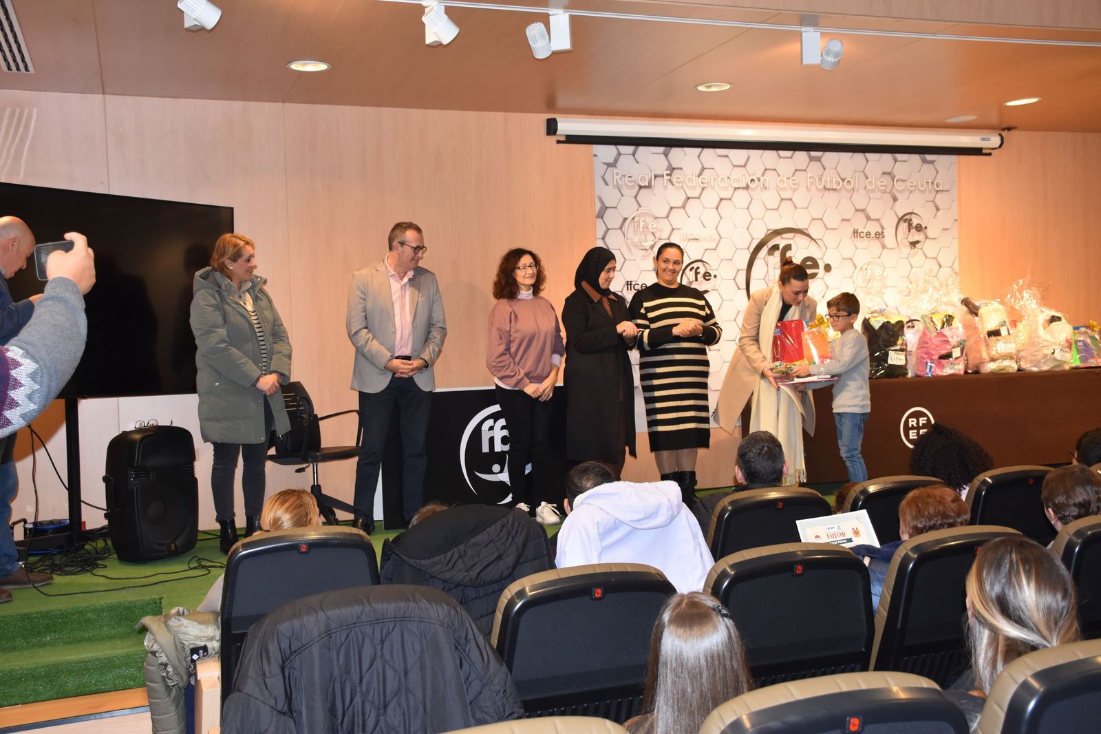 La entrega de premios de la FAMPA por la confección de tarjetas navideñas, en imágenes