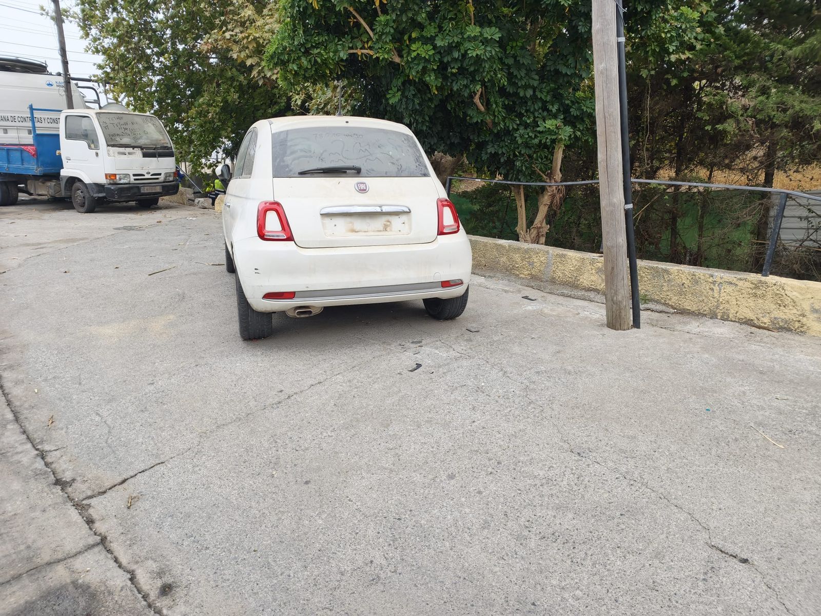Los vecinos de Barriada Postigo, “agotados” de ver migrantes durmiendo en coches abandonados