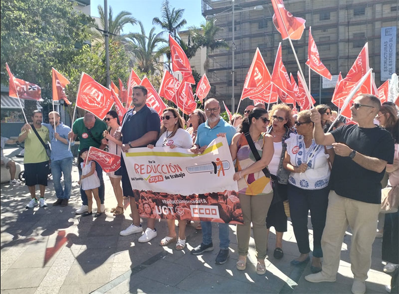 Un momento de la concentración celebrada este mediodía en la Plaza de los Reyes/FOTO EL PUEBLO