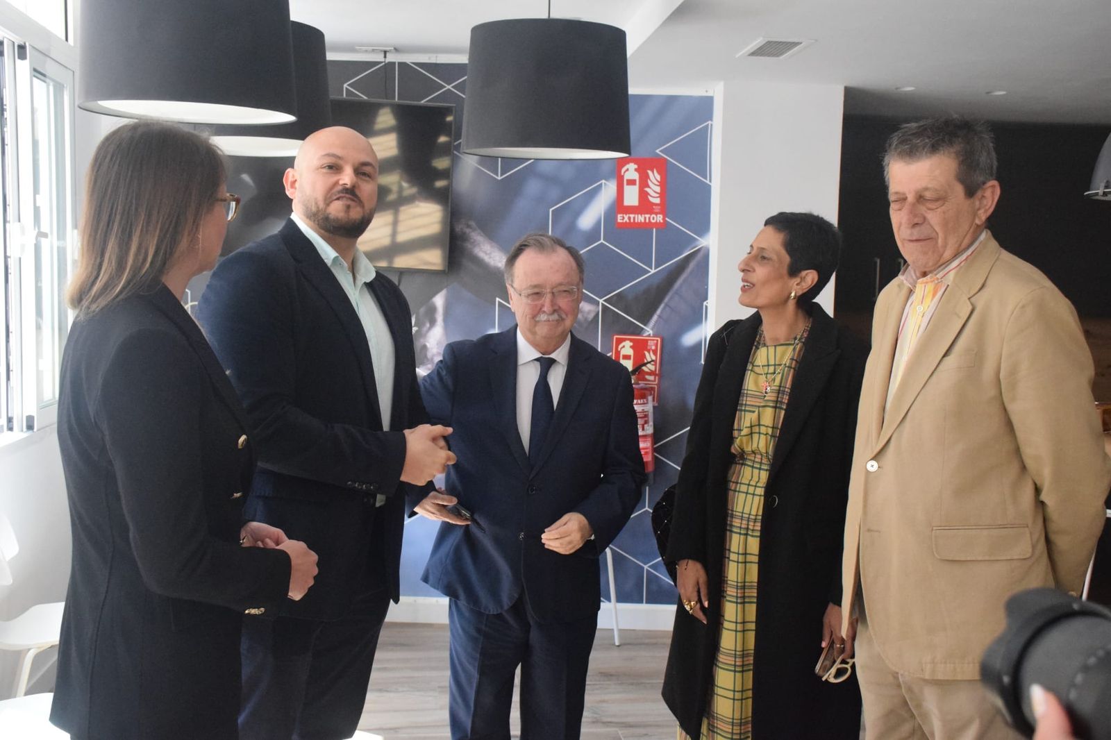 Vivas y Chandiramani departen con el country manager de Electraworks, Javier Guzmán