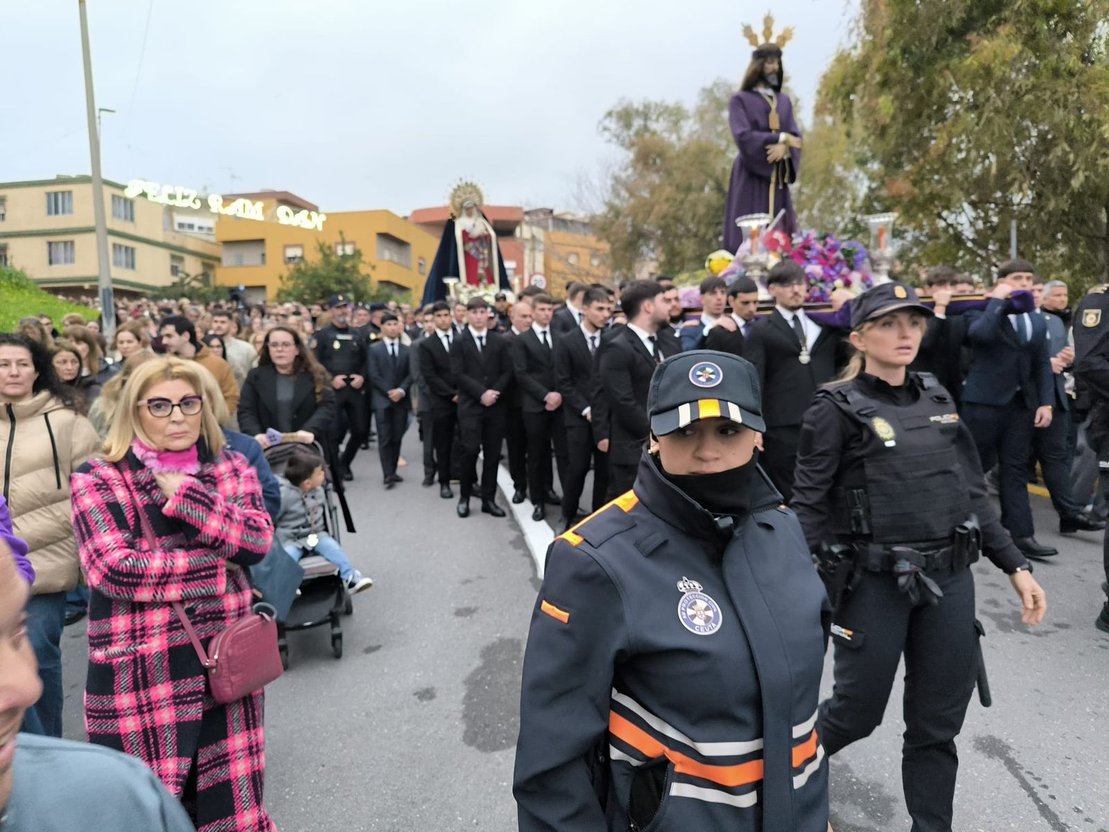 Comienza el traslado del Señor de Ceuta arropado por cientos de ceutíes
