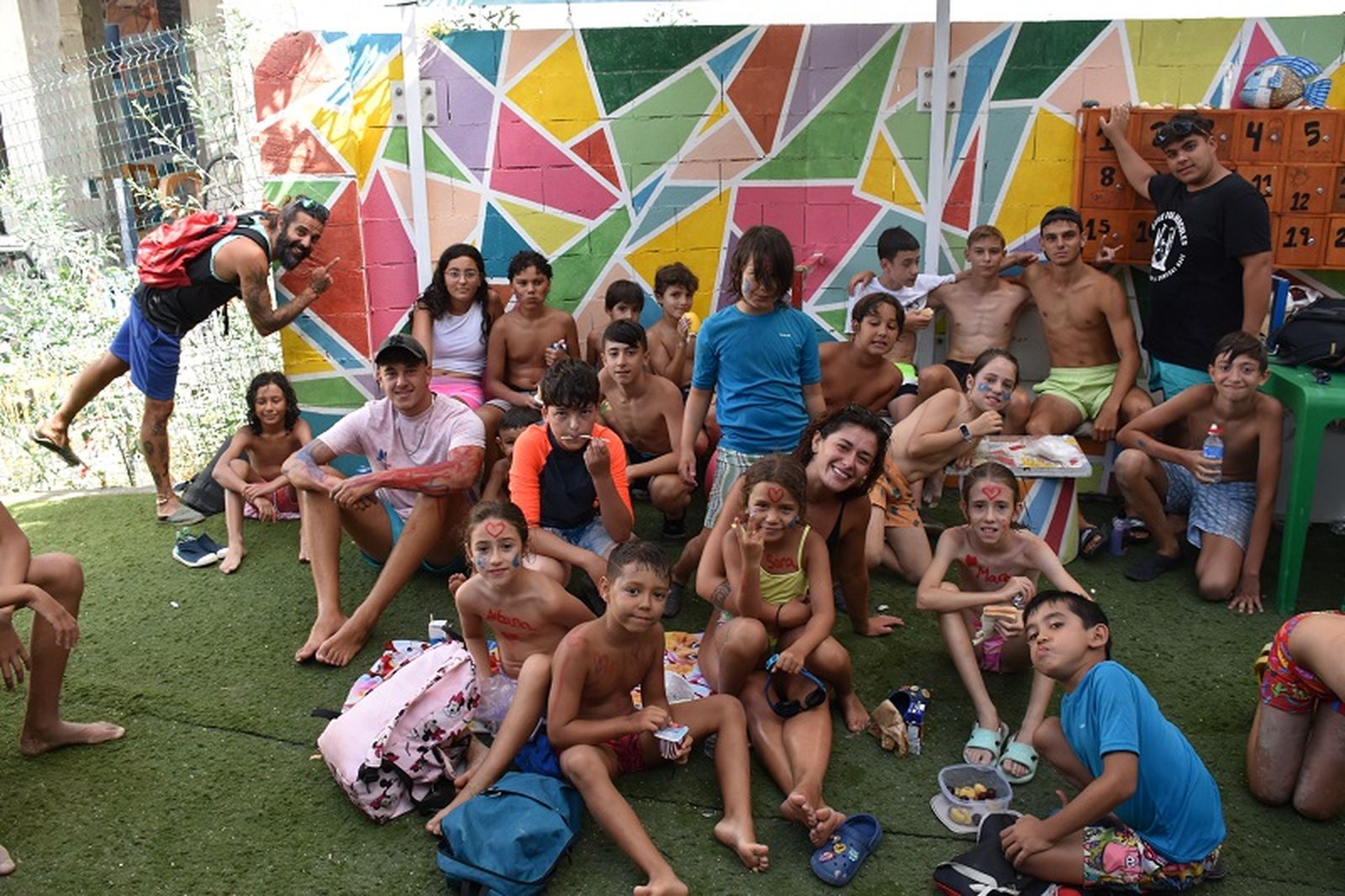 Niños y niñas posan con las caras pintadas / FOTO NICOL'S