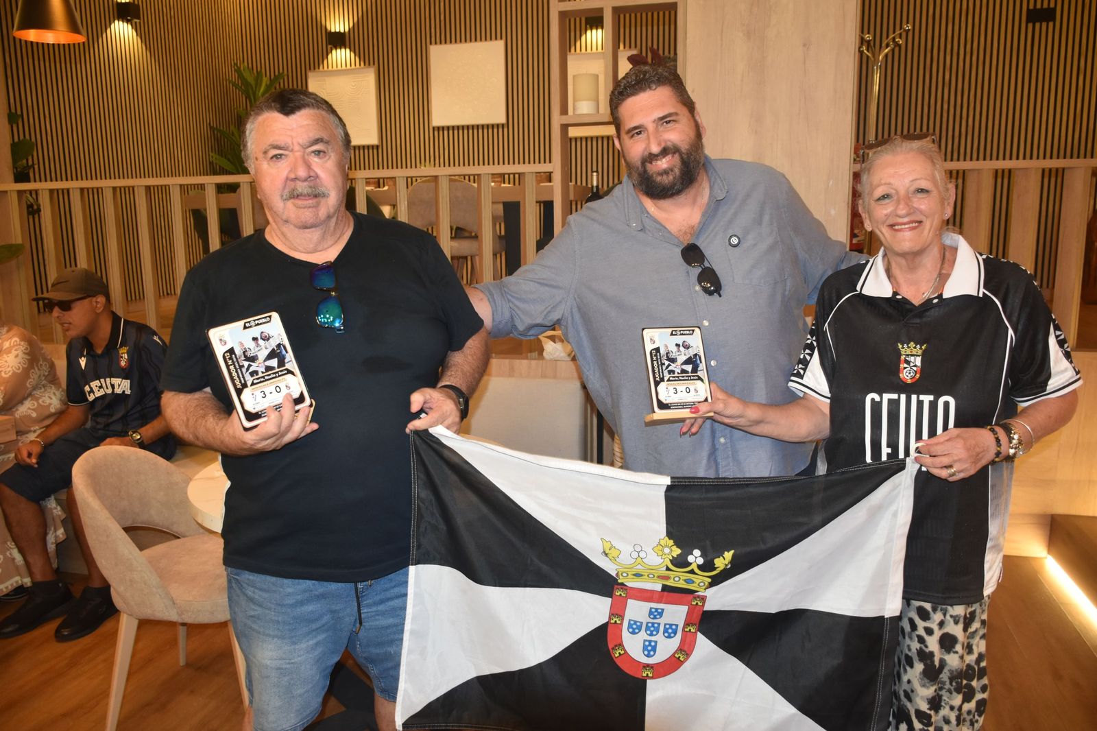 El Pueblo de Ceuta reúne a sus ‘Jugadores nº12’ y convierte su pasión por el Ceuta en cromos