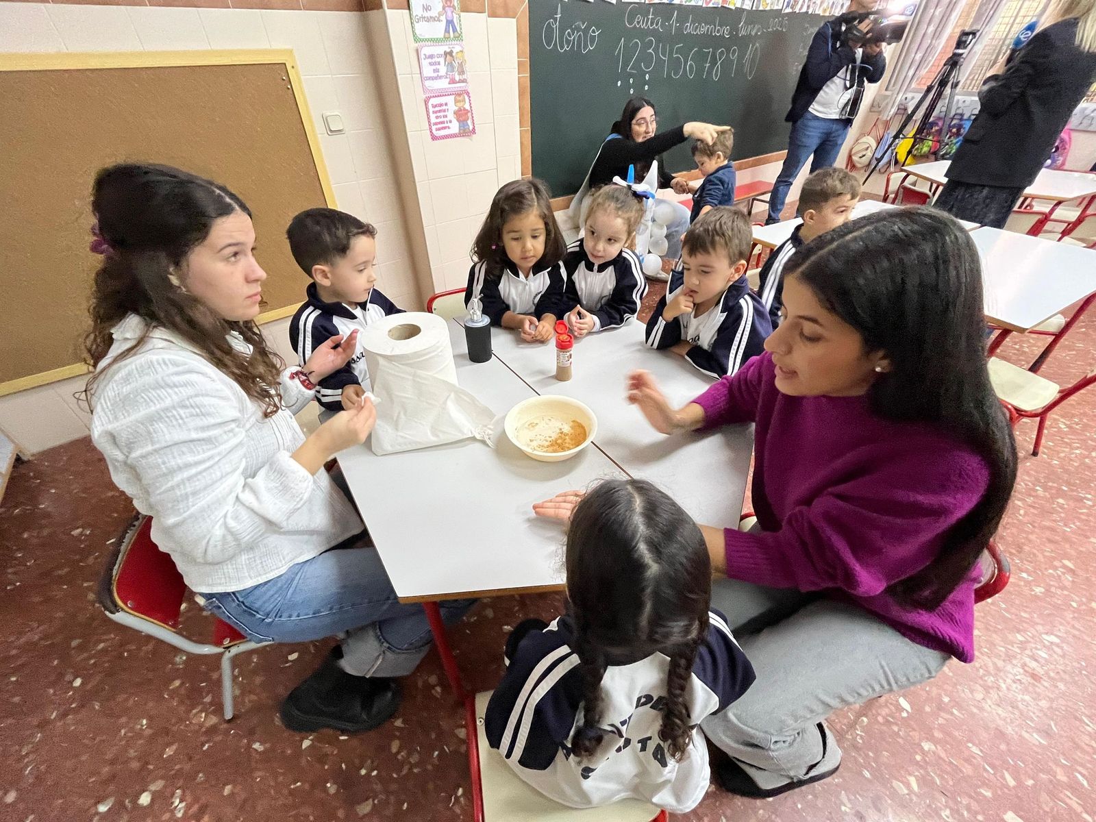 Estudiantes de Enfermería y pequeños del Beatriz de Silva, en una jornada sobre hábitos saludables