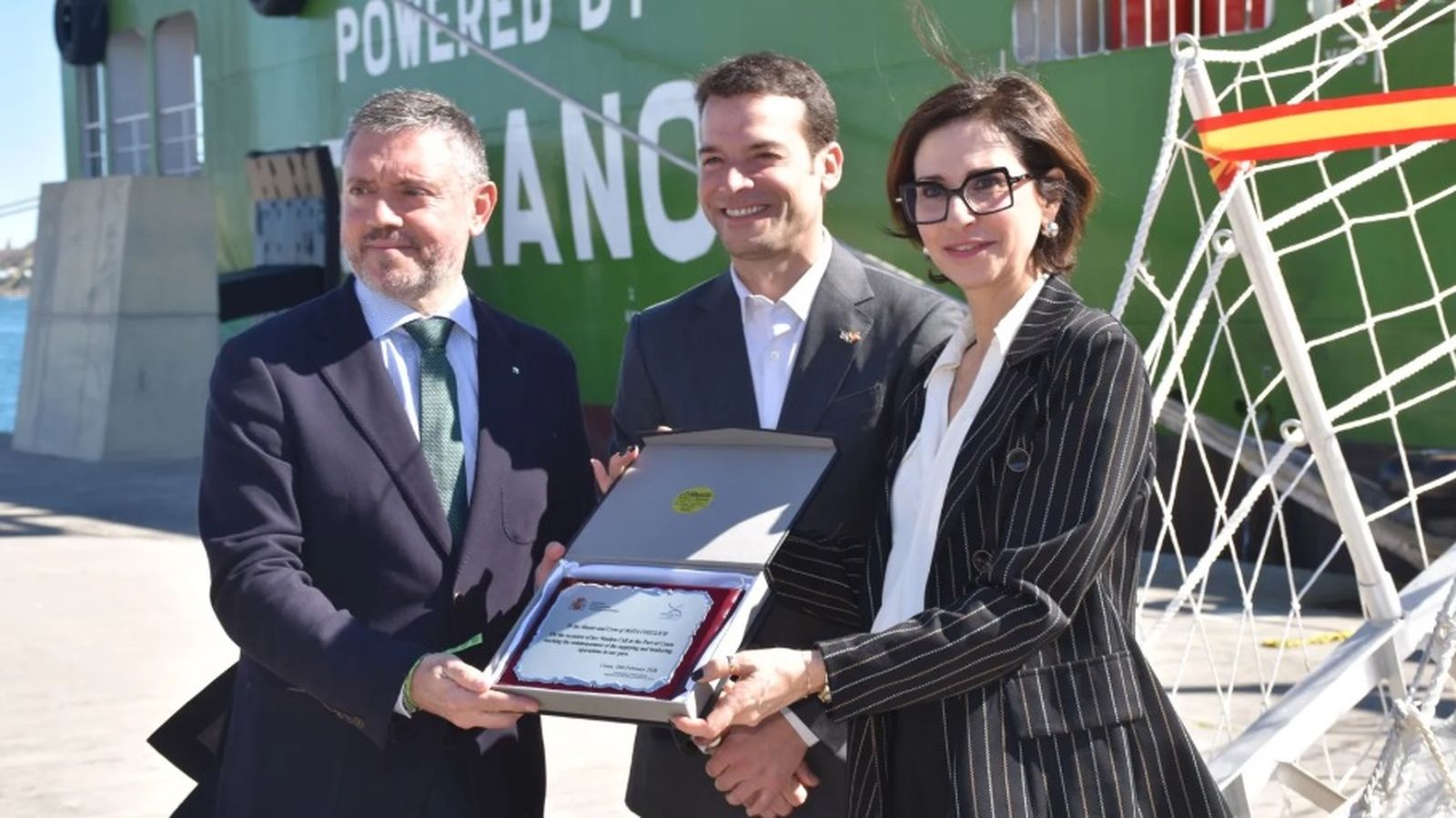 El presidente de la Autoridad Portuaria, Juan Manuel Docel, junto a representantes de Vilma Oil Med, Ernesto Fernández, y de Fratelli Cosulich, Emanuela Franchini, en la presentación de la nueva gabarra.