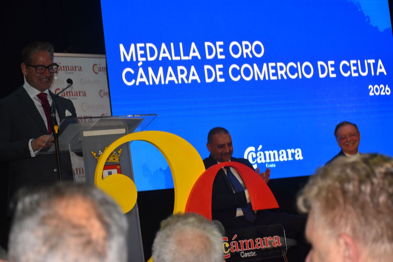Luhay Hamido recibe la Medalla de Oro de la Cámara por su compromiso con el deporte ceutí