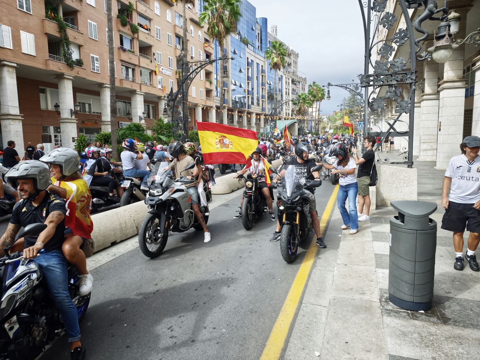 Cientos de motoristas se manifiestan por las calles de Ceuta