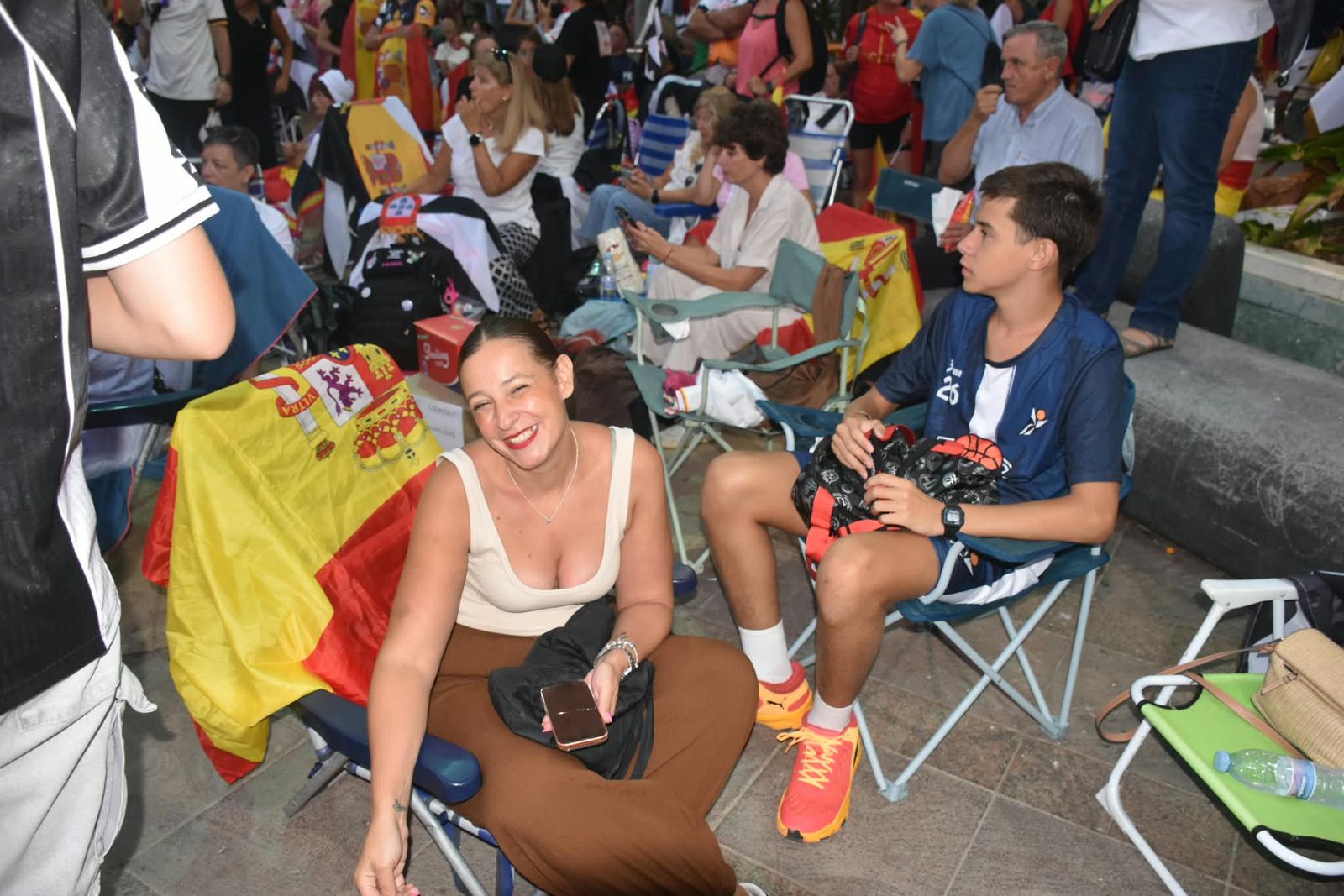 La Plaza de los Reyes se convierte en un gran salón para arropar a Vivas