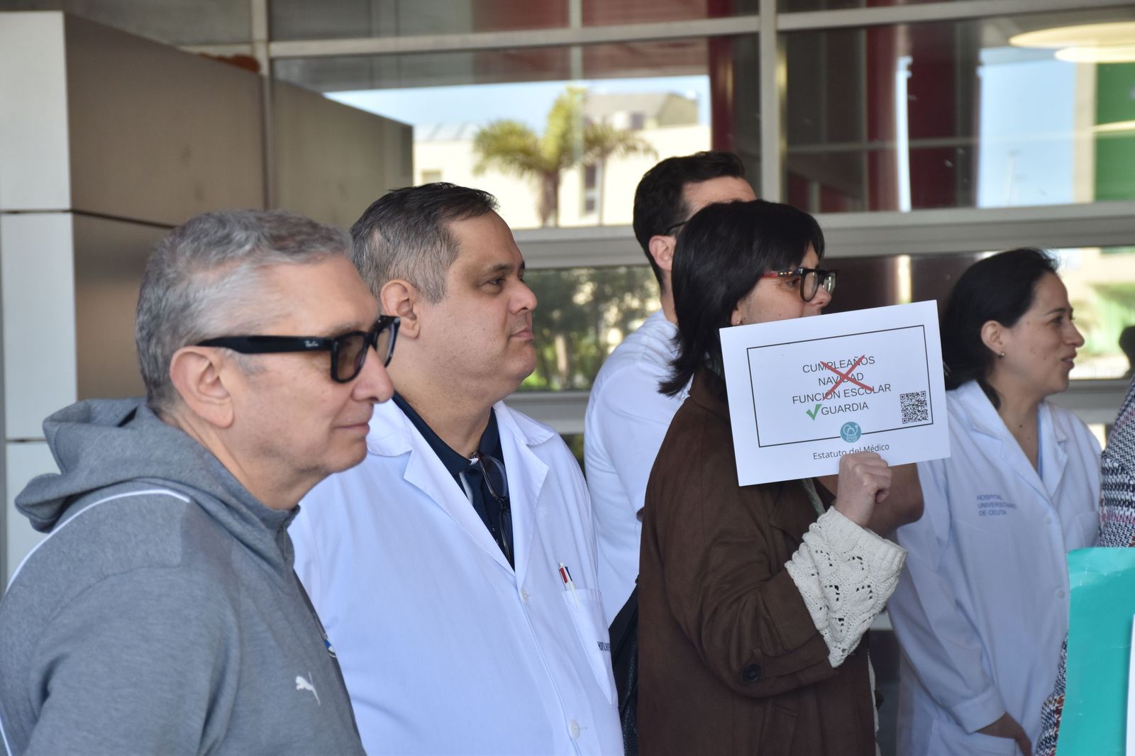 Concentración de médicos en el HUCE por la huelga nacional