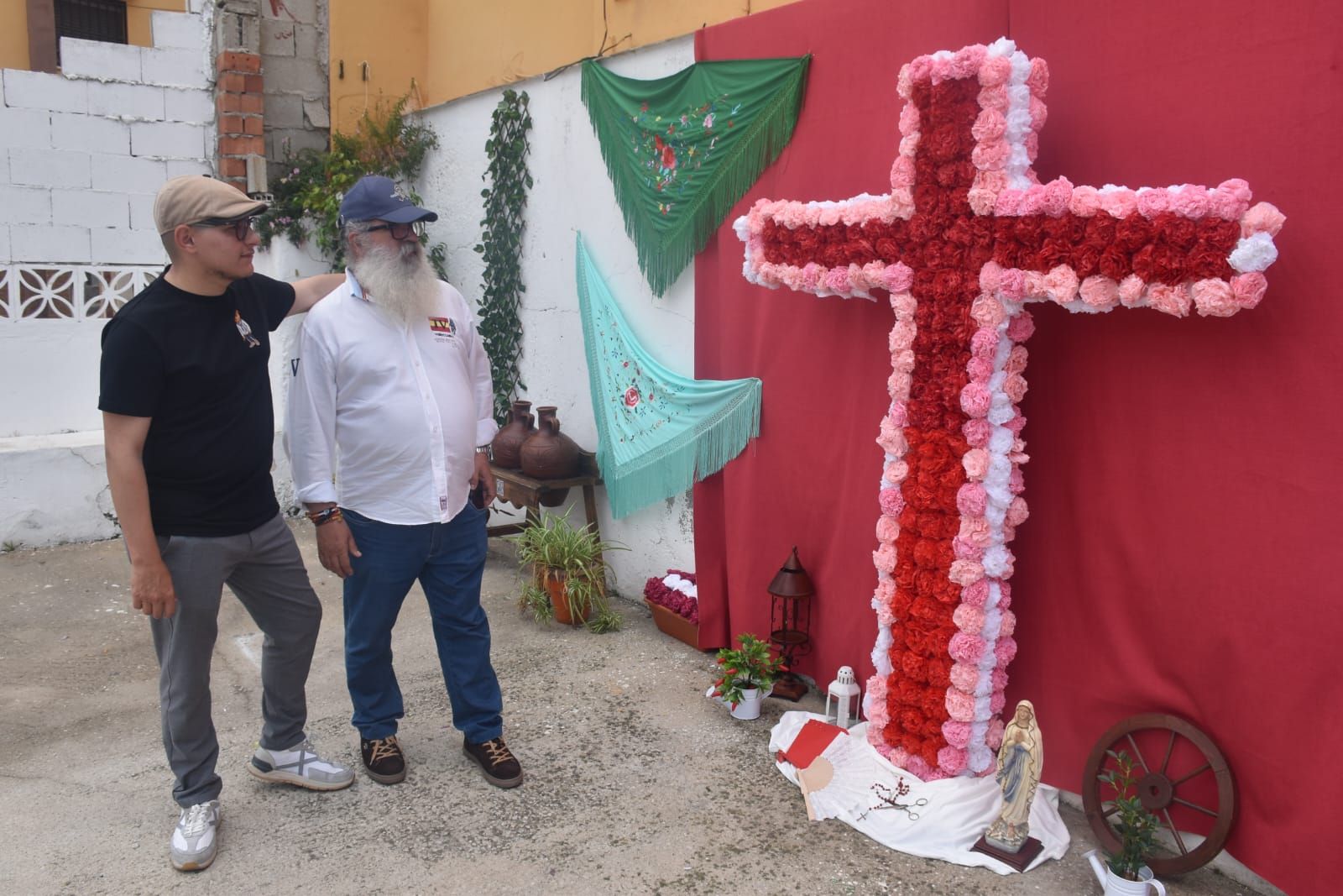 San Amaro celebra una cruz de mayo especial en el corazón de la barriada