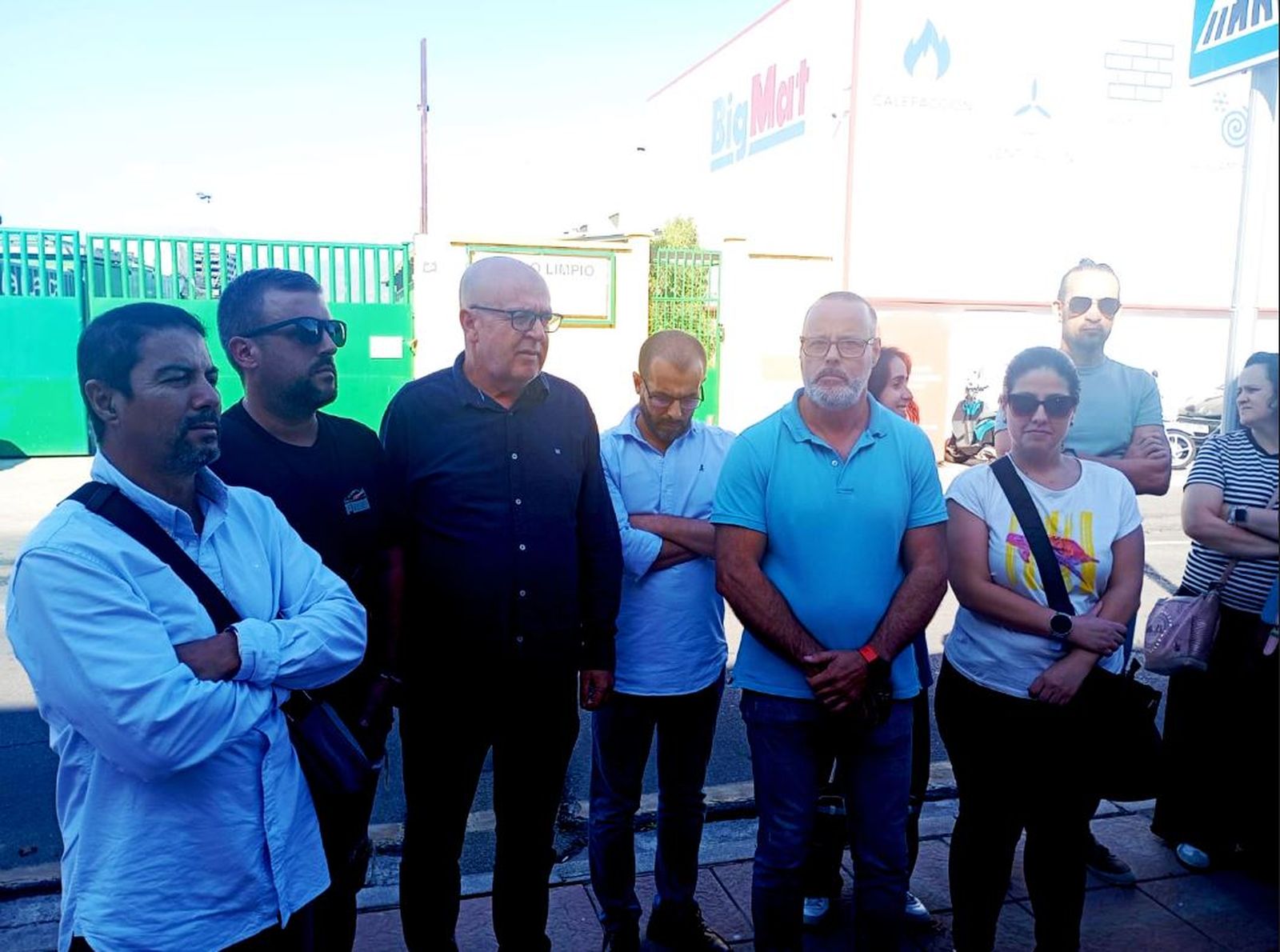 Momento de la concentración por el despido de un trabajador de EcoCeuta