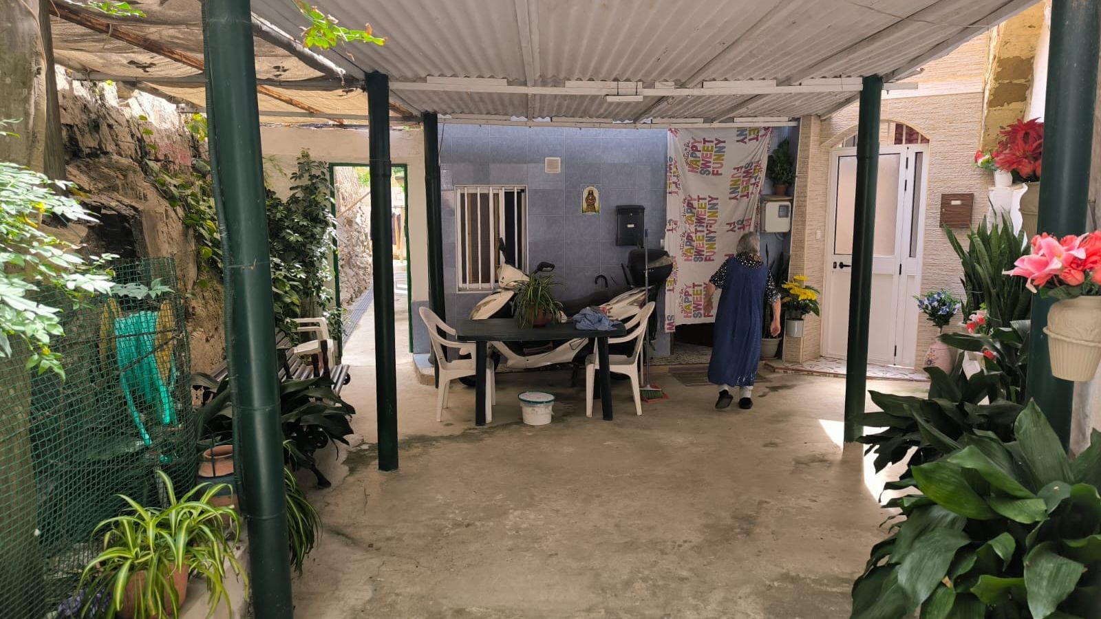 Una mujer en una casa del Sarchal. / FOTO NICOL’S