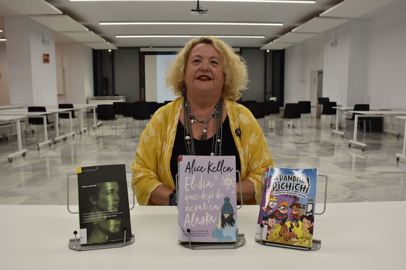 Yolanda Carbonell posa en la Biblioteca Miguel Ángel Blanco con las tres recomendaciones literarias de la semana