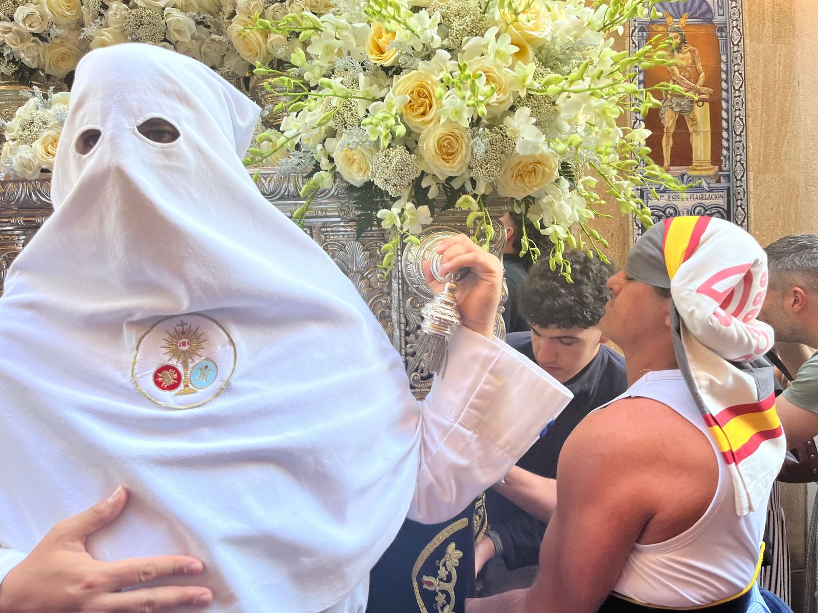 Cuarenta y cinco hombres bajo las trabajaderas y uno "ayudando desde el cielo"