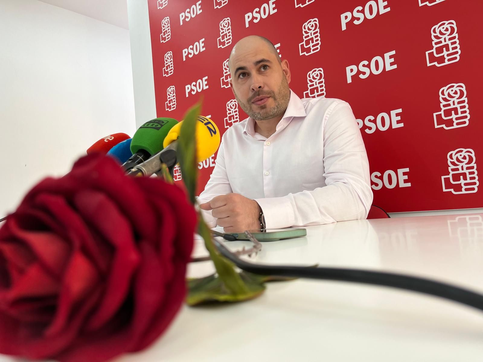 El secretario general del PSOE de Ceuta, Miguel Ángel Pérez Triano, durante su comparecencia este miércoles