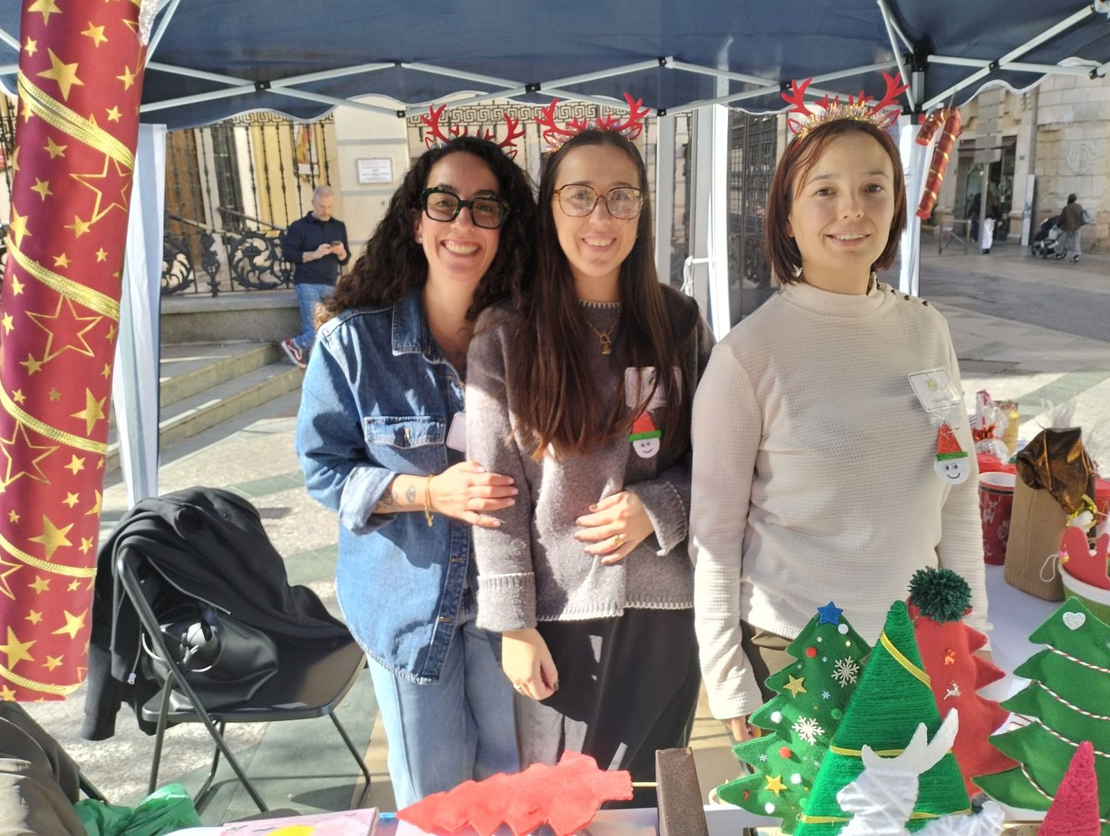 Activistas de la asociación, en el puesto abierto hoy en la Plaza de los Reyes