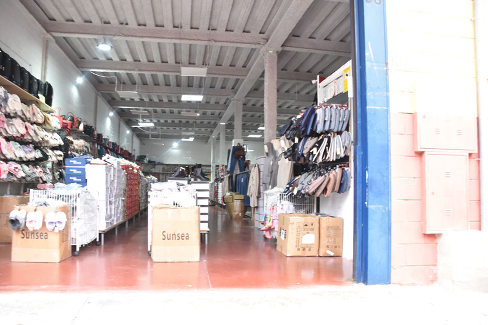 El interior de un comercio en el Tarajal. / FOTO NICOL'S