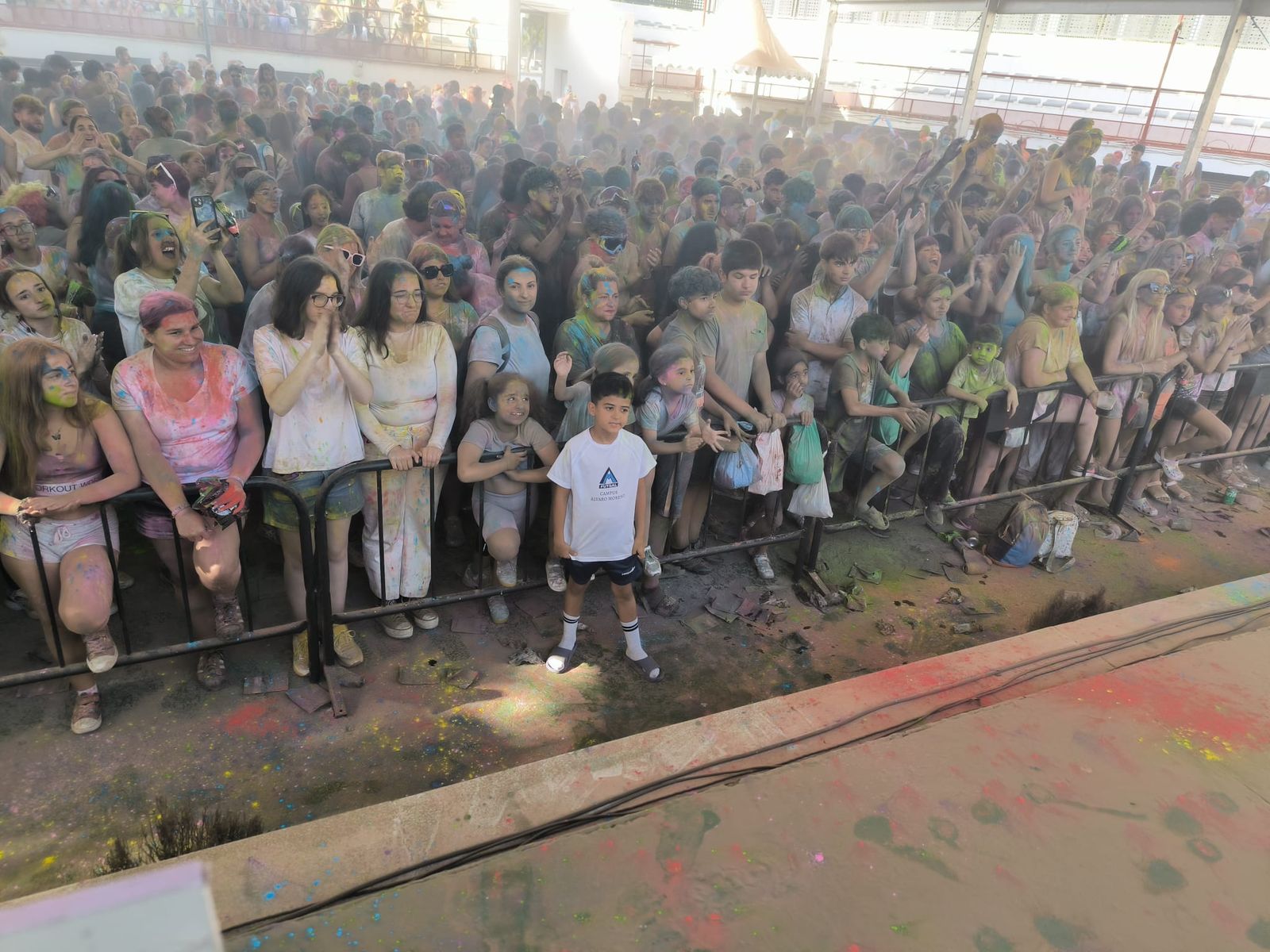 El Holi vuelve a teñir Ceuta de color por la solidaridad y el amor