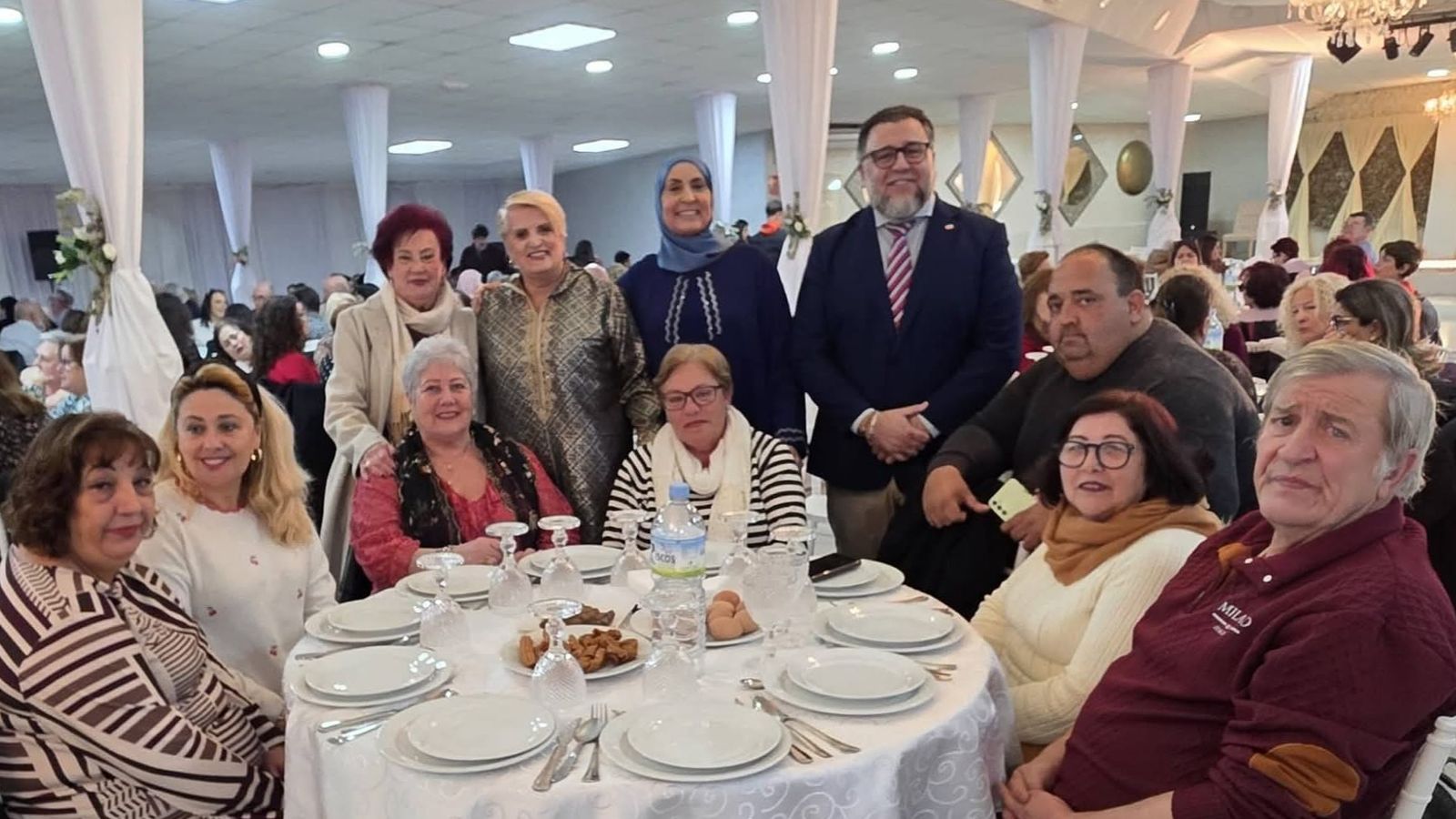 De la Cruz junto a varias personas antes de que comenzara el Iftar