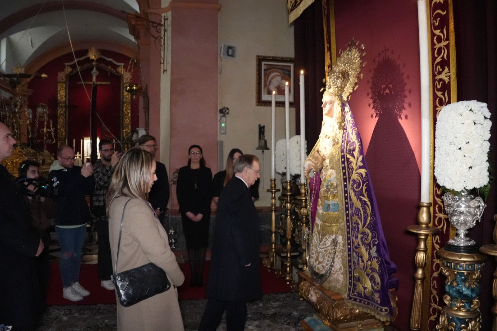 FOTOGALERÍA | Juan Vivas acude al besamanos de la Virgen del Mayor Dolor en Los Remedios