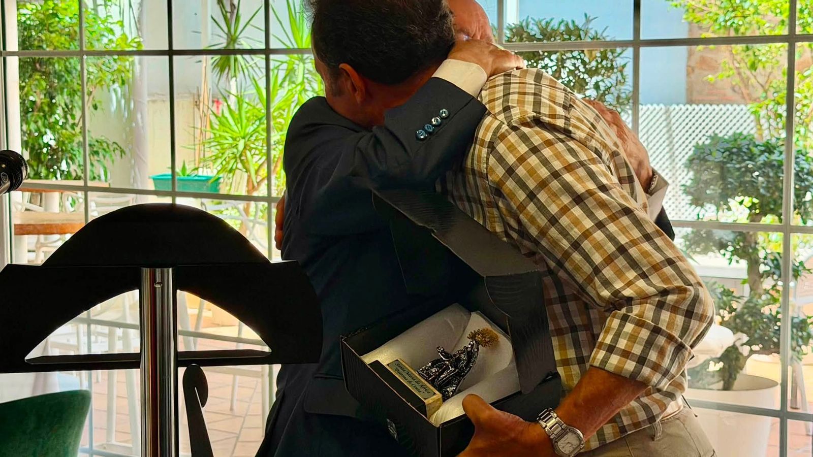 El presidente Vivas abraza a Osuna durante su acto de despedida tras 44 años de servicio