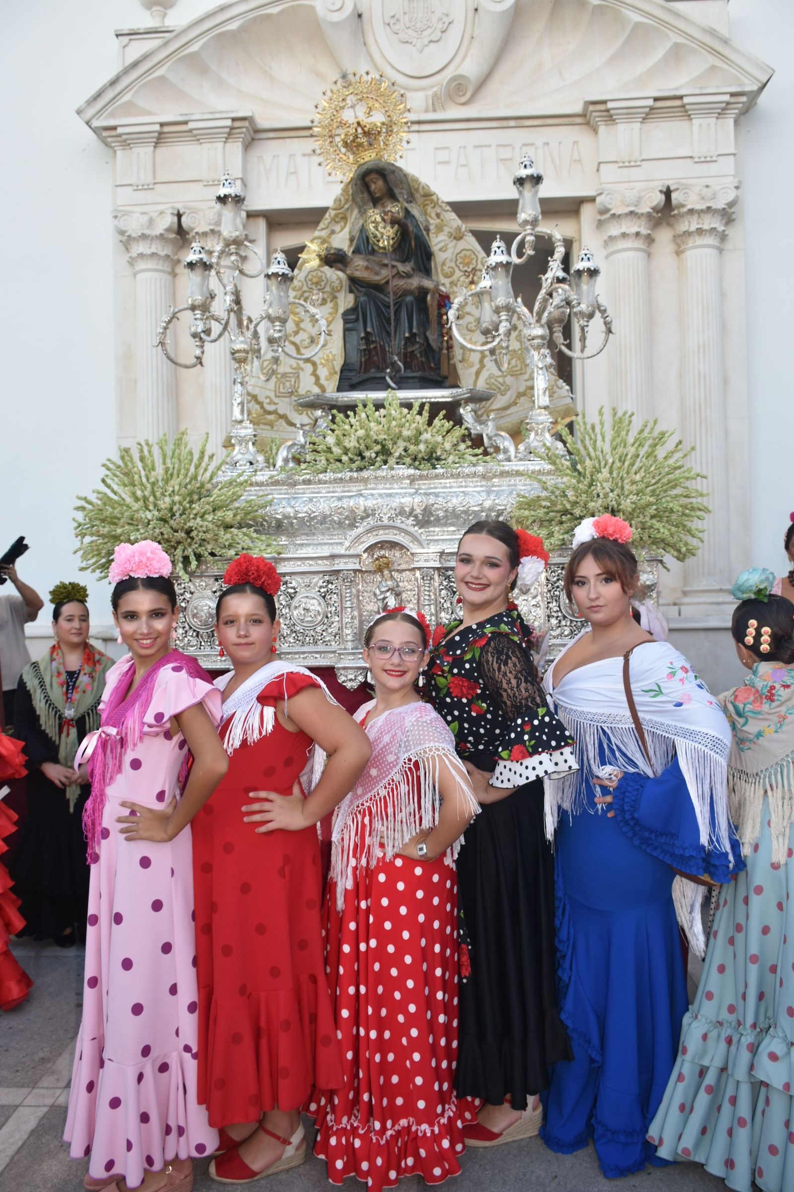 Los ceutíes vuelven a encontrarse con su Madre entre flores, esperanza y lágrimas contenidas