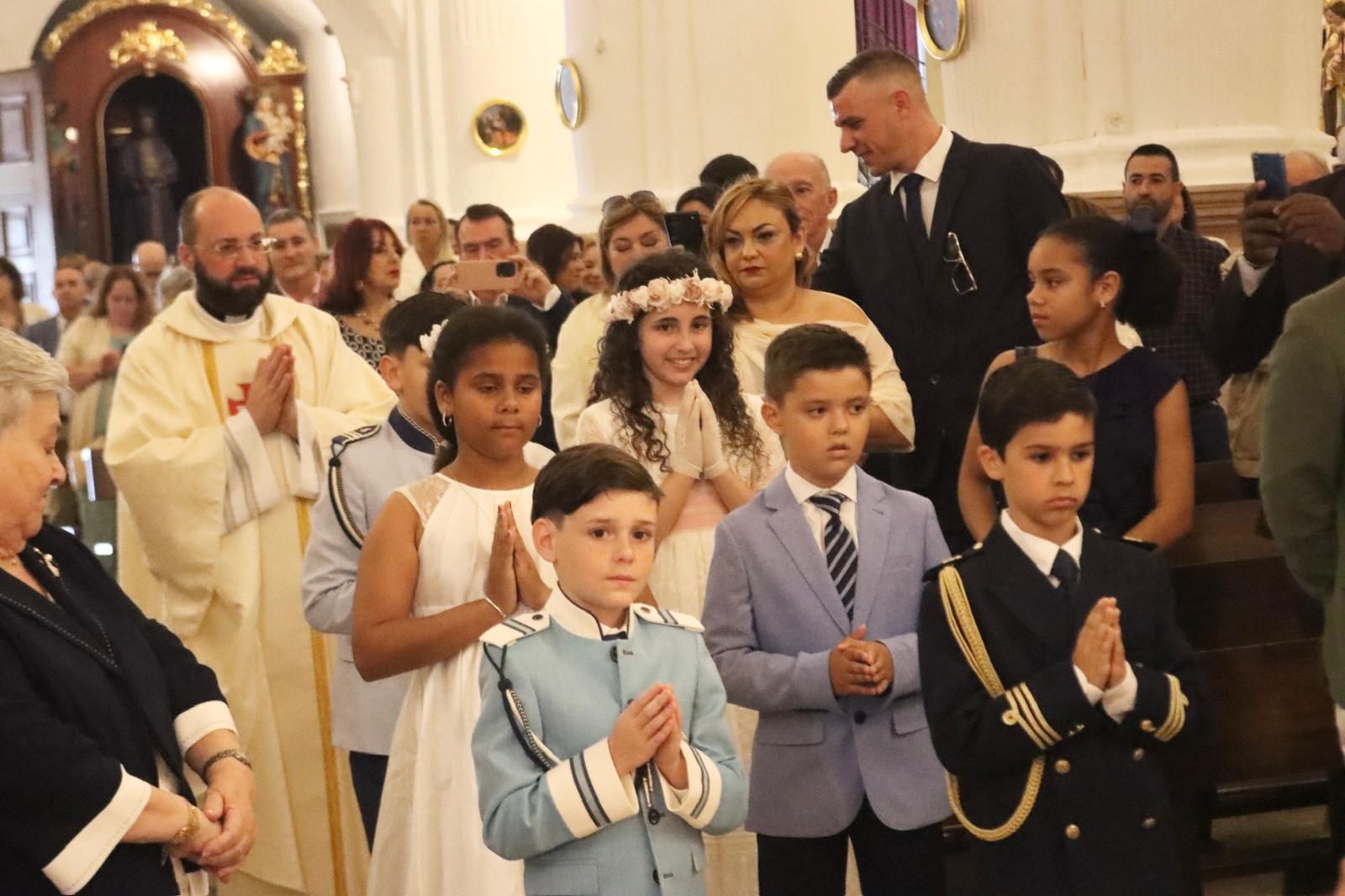 El vicario oficia comuniones en el Santuario de la Virgen de África