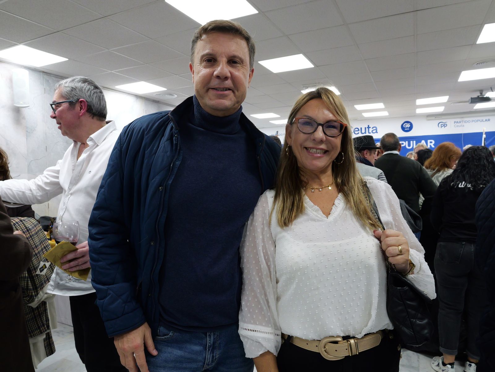 Vivas sugiere un relevo futuro y reivindica su gestión en la copa navideña del PP