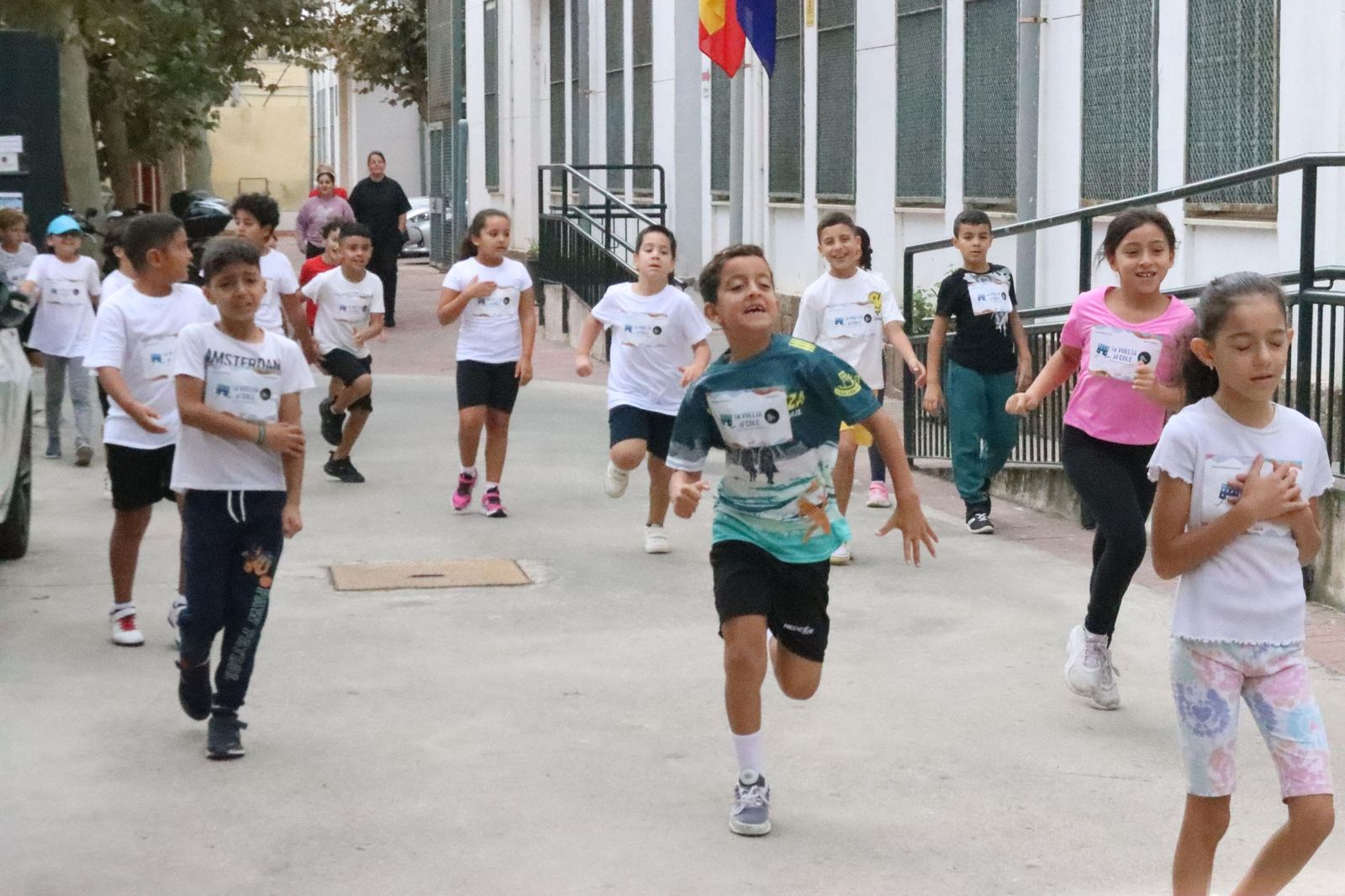 FOTOGALERÍA | Así vivieron “La Vuelta al Cole contra la leucemia infantil” en el CEIP Maestro José Acosta