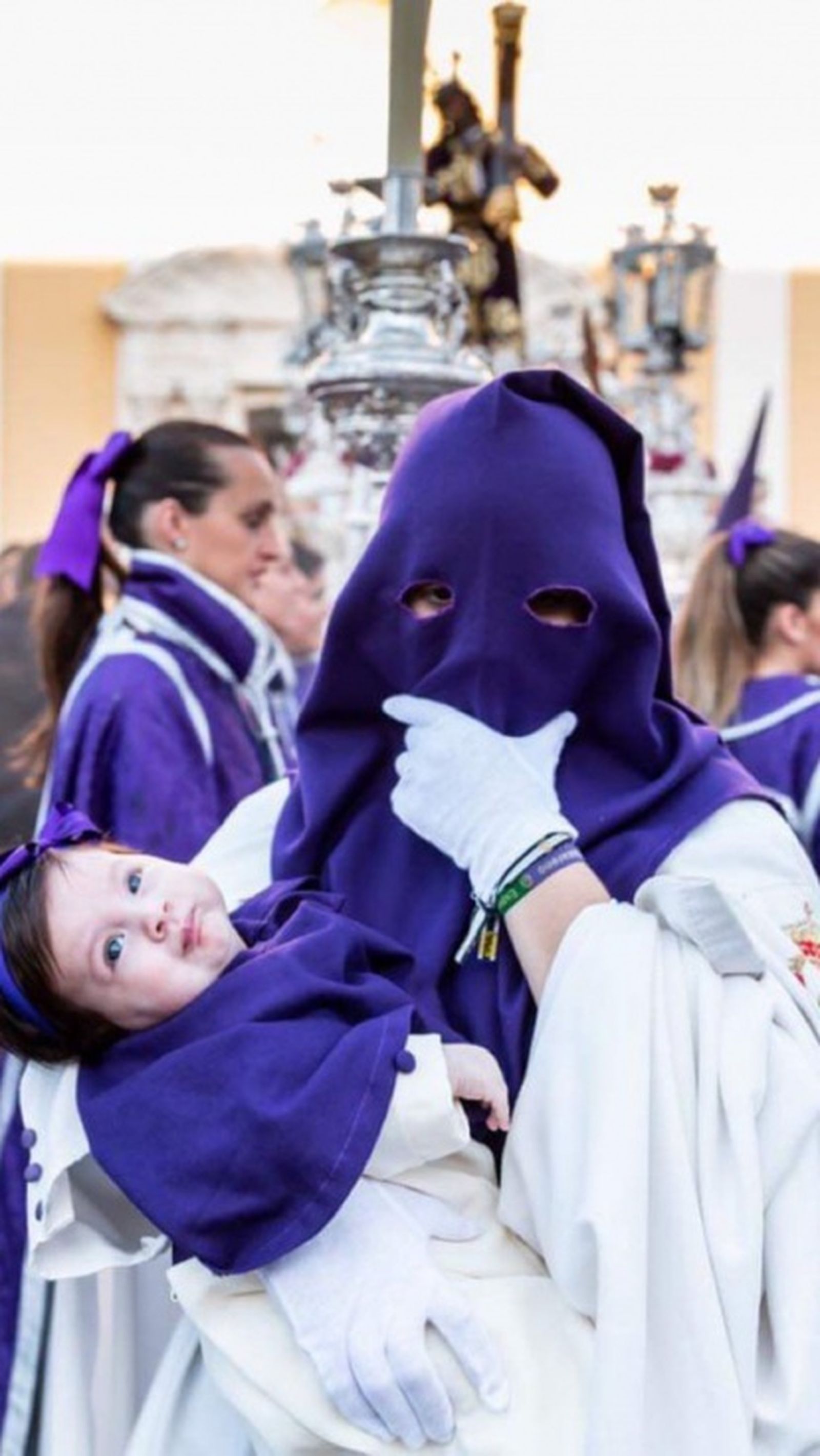 La diputada de menores del Encuentro lleva años realizando su estación de penitencia junto a los más pequeños de su familia. / FOTO CEDIDA