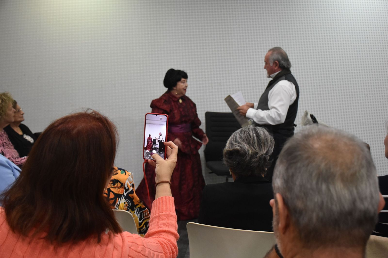 Myriam Zarzuelo y Ramón de Miguel, del club de lectura de la Biblioteca Pública, interpretan una escena de Washington Square