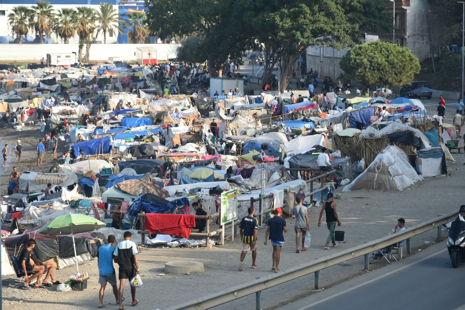Traslado y retorno de migrantes al CATE y a Marruecos tras el desalojo de la playa de Beníte