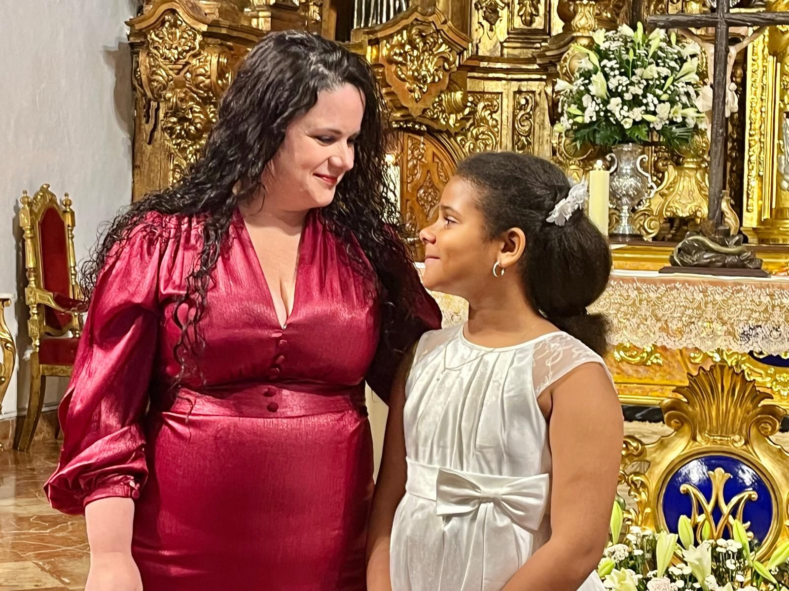 El vicario oficia comuniones en el Santuario de la Virgen de África